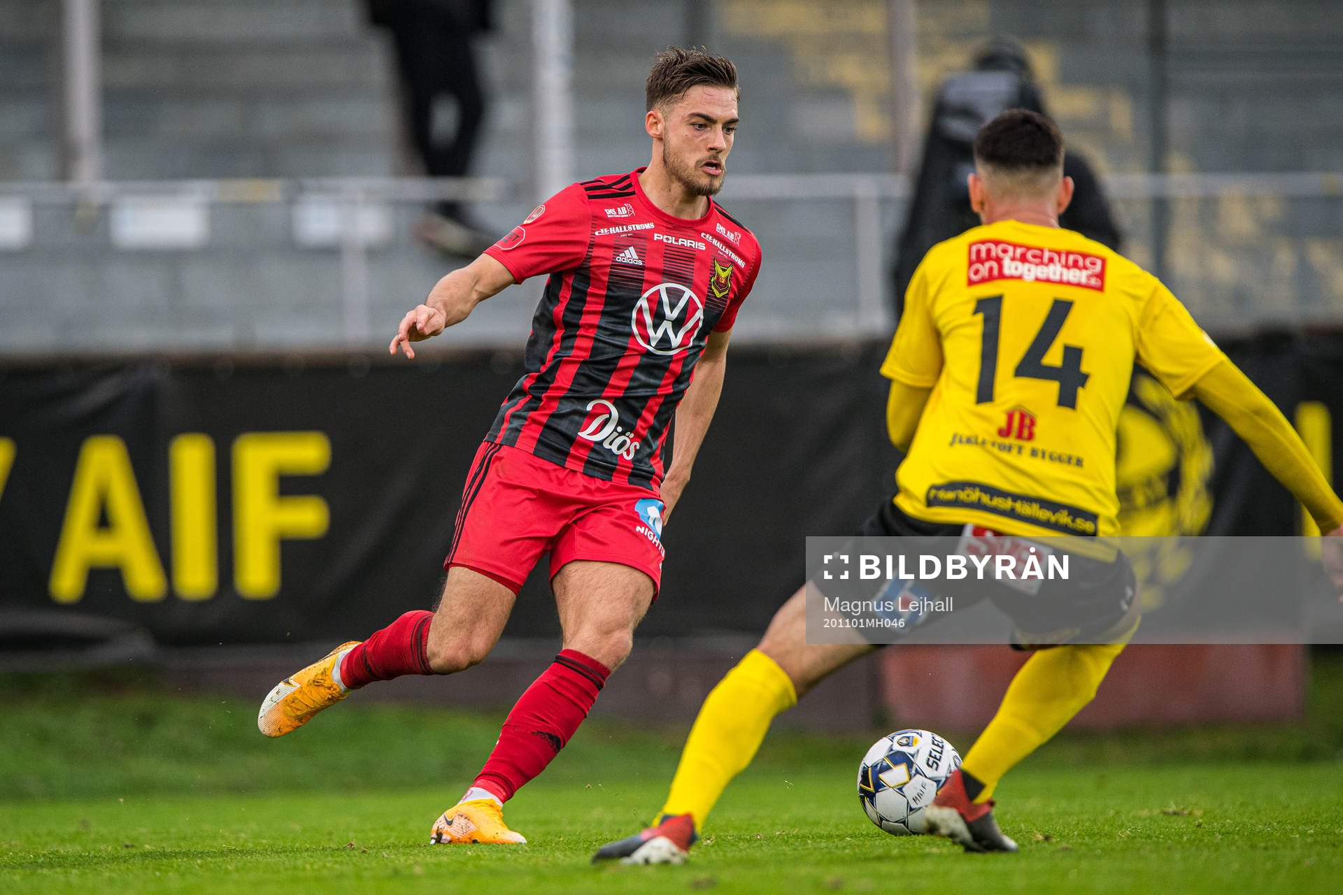 Östersunds Felix Hörberg  och Mjällbys Besard Sabovic