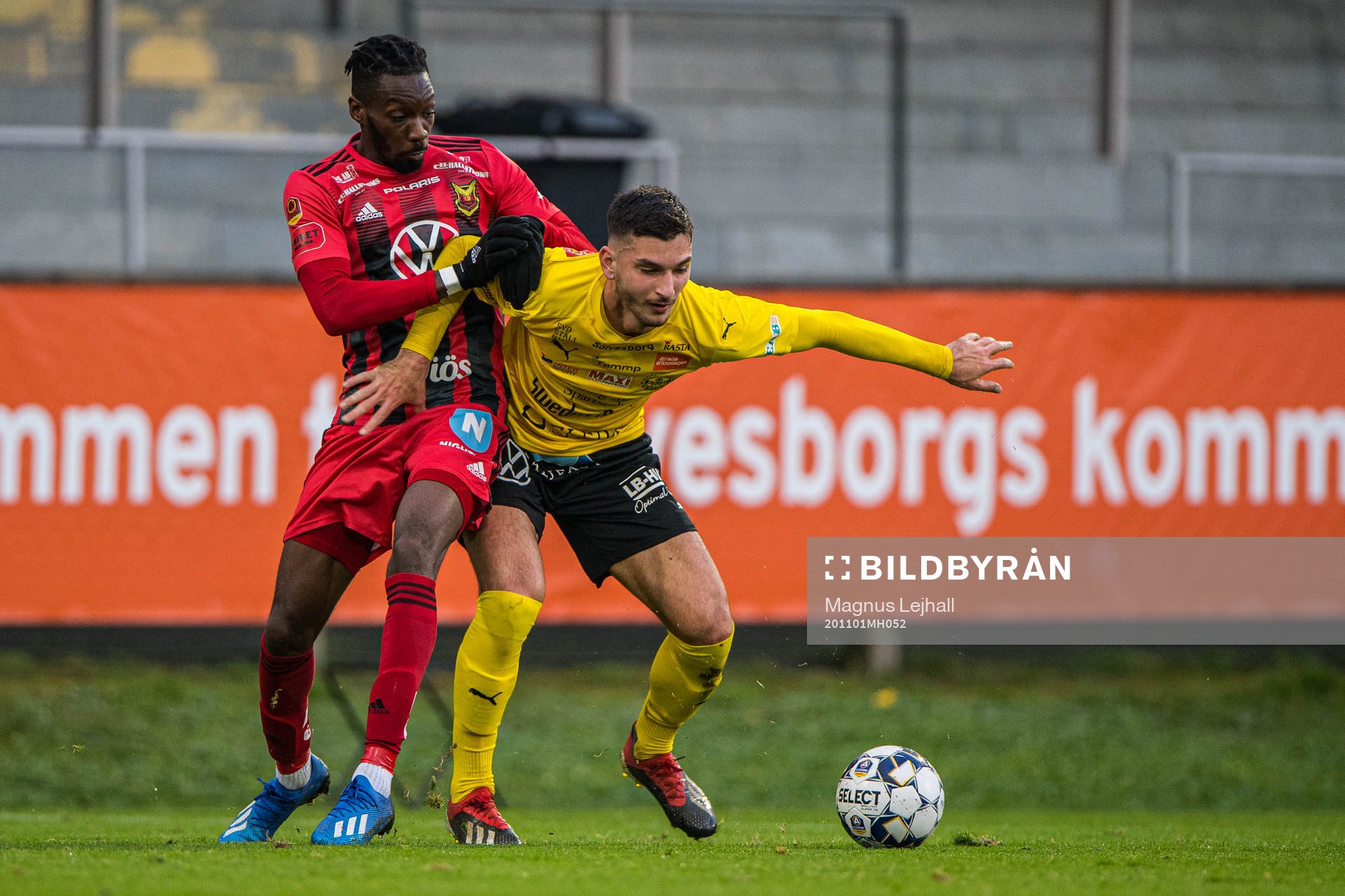 Östersunds Blair Turgott  och Mjällbys Besard Sabovic