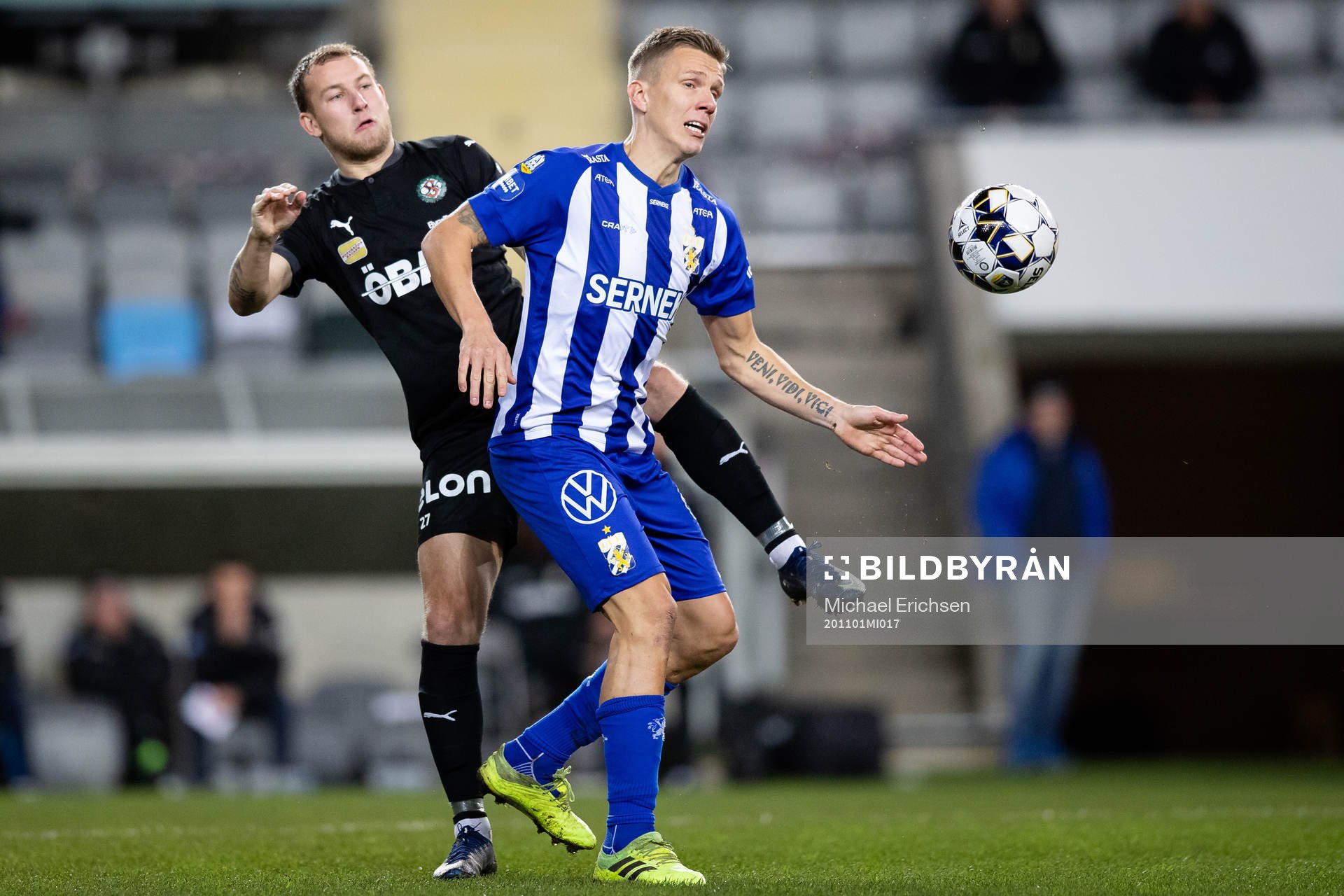 Örebros Andreas Skovgaard och IFK Göteborg Pontus Wernbloom under fotbollsmatchen i Allsvenskan mellan IFK Göteborg och Örebro den 1 november 2020 i Göteborg.
