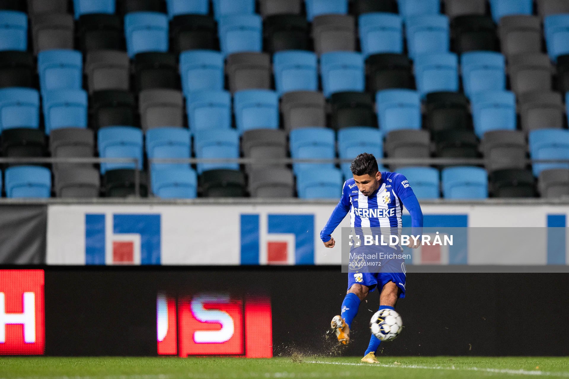 IFK Göteborg Hosam Aiesh slår ett inlägg framför tomma