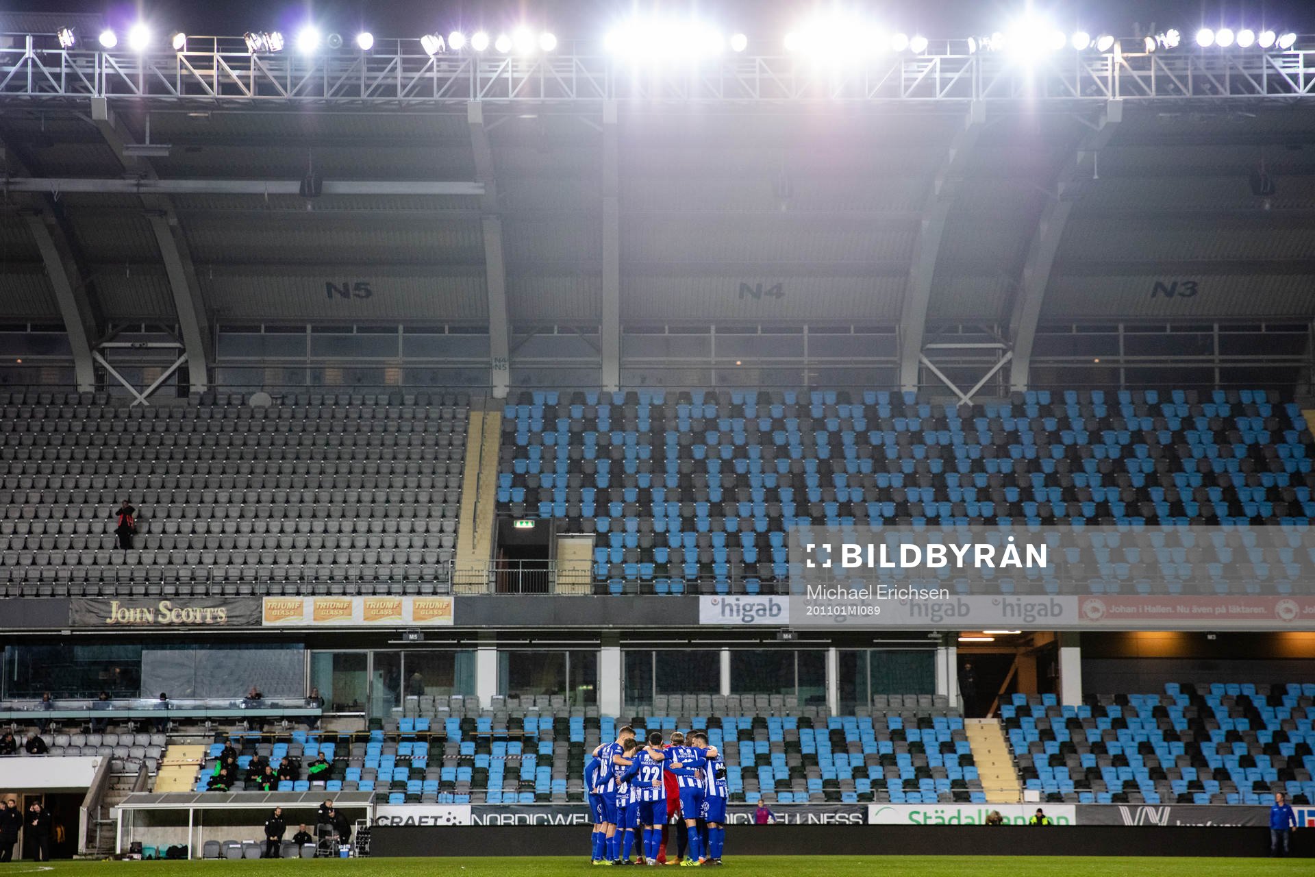 IFK Göteborg samlade framför tomma läktare innan