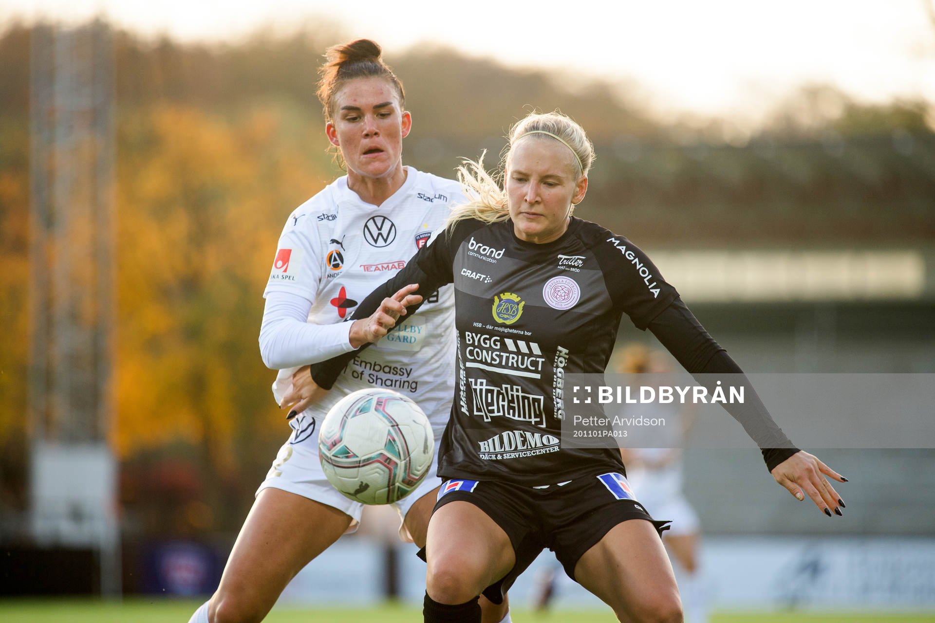 Rosengårds Katrine Veje och Uppsalas Cassandra Korhonen under fotbollsmatchen i Damallsvenskan mellan FC Rosengård och Uppsala den 1 november 2020 i Malmö.