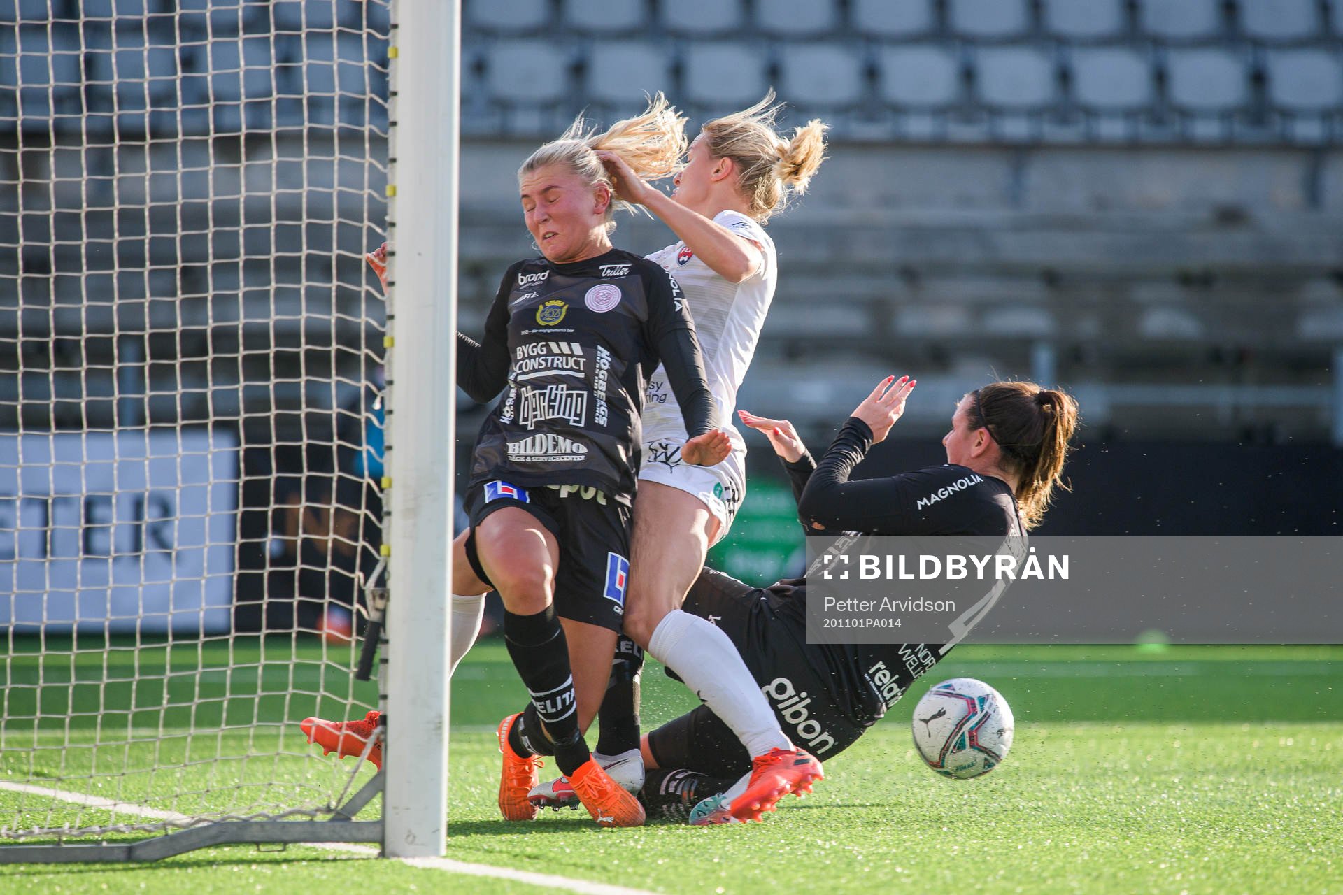 Uppsalas Ida Strömblad och Sofia From försvarar mot
