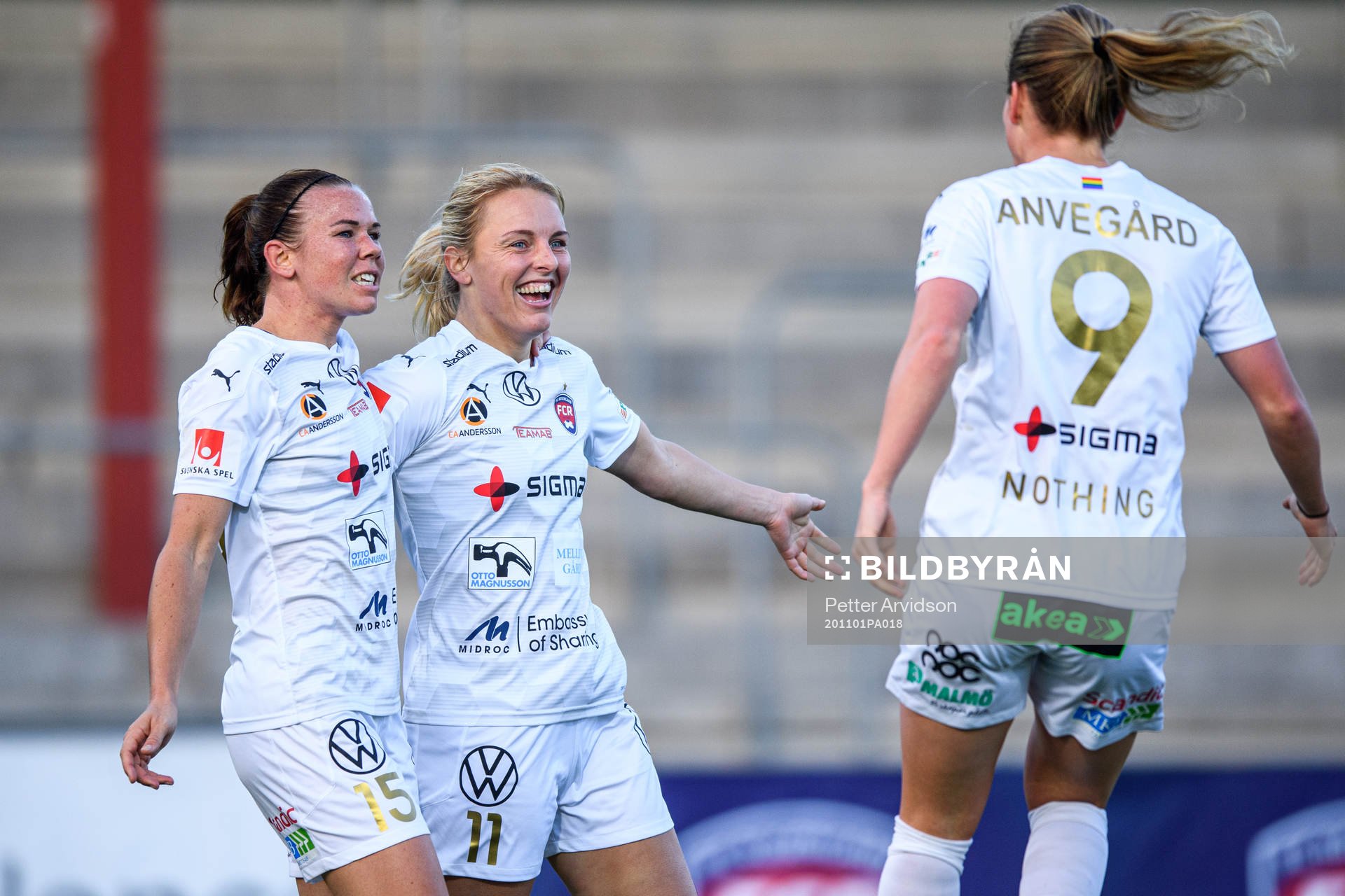 Rosengårds Jessica Samuelsson och Mimmi Larsson jublar med Anna Anvegård efter 2-0 under fotbollsmatchen i Damallsvenskan mellan FC Rosengård och Uppsala den 1 november 2020 i Malmö.