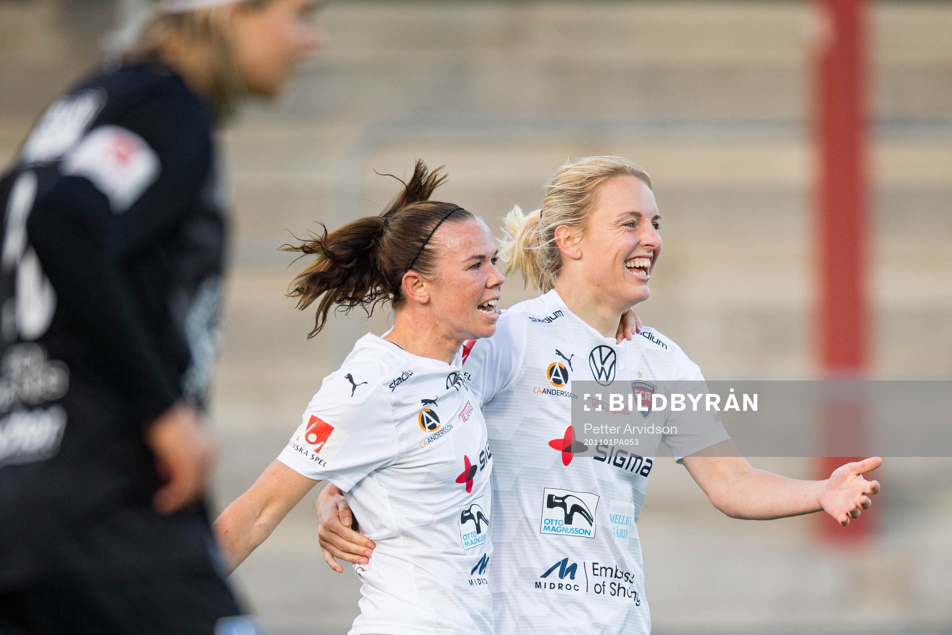 Rosengårds Mimmi Larsson jublar med Jessica Samuelsson