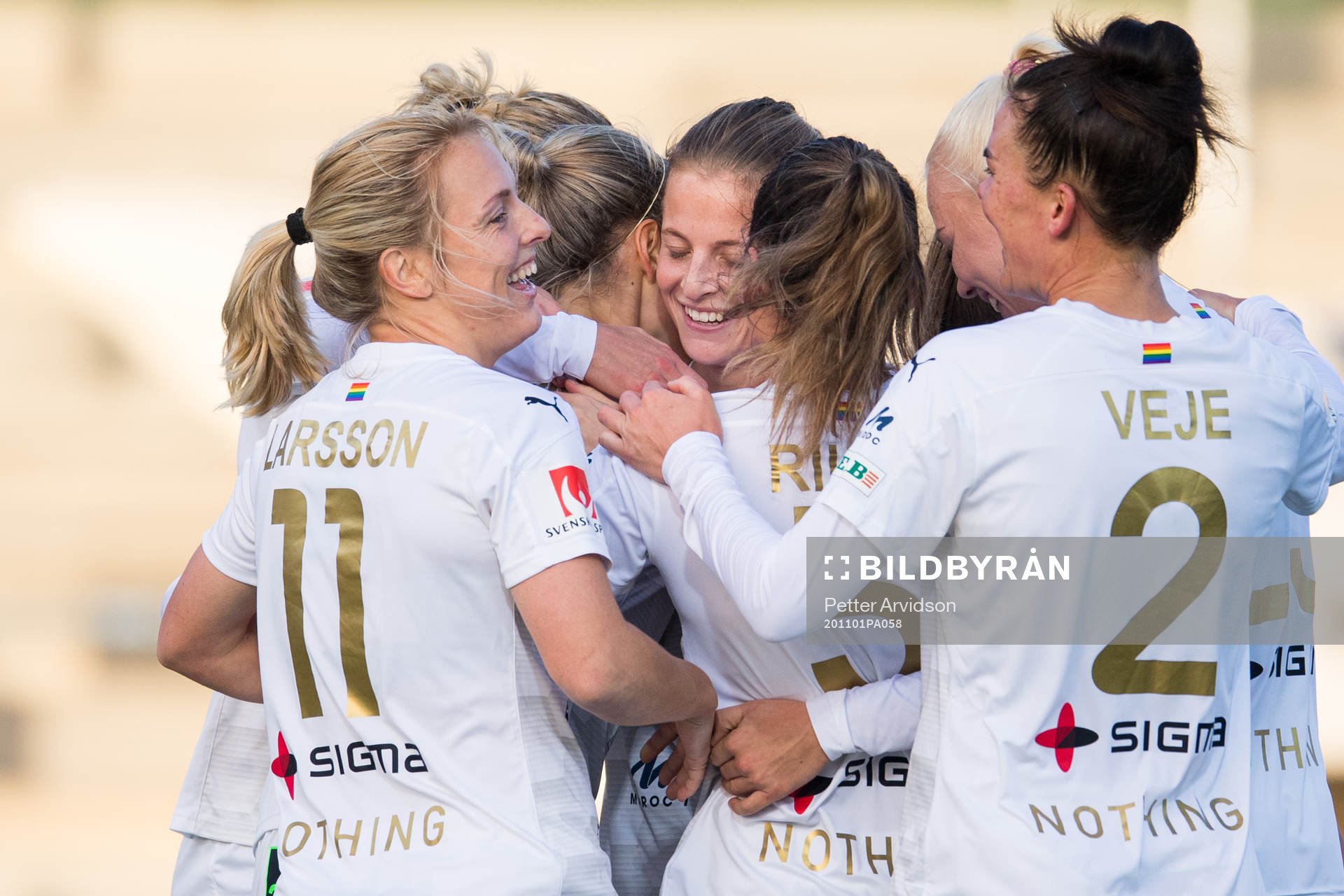 Rosengårds Mimmi Larsson och Anna Anvegård jublar med