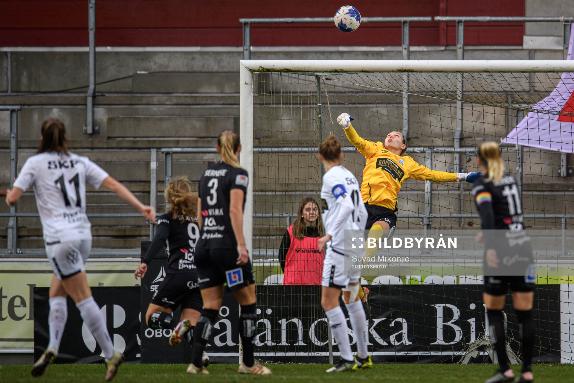 Göteborgs målvakt Jennifer Falk  med en räddning