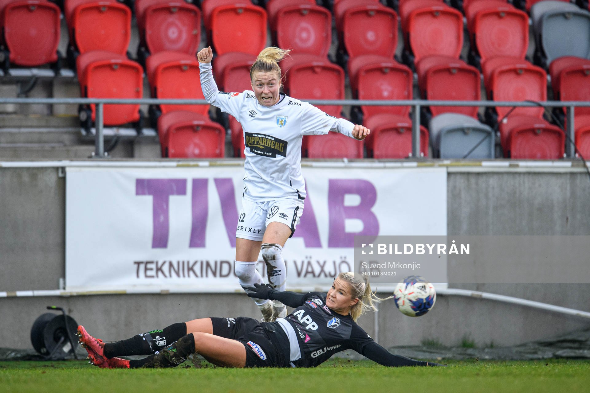 Växjös Amanda Johnsson Haahr och Göteborgs Emily Sonnett  under fotbollsmatchen i Damallsvenskan mellan Växjö och Kopparbergs/Göteborg den 1 november 2020 i Växjö.