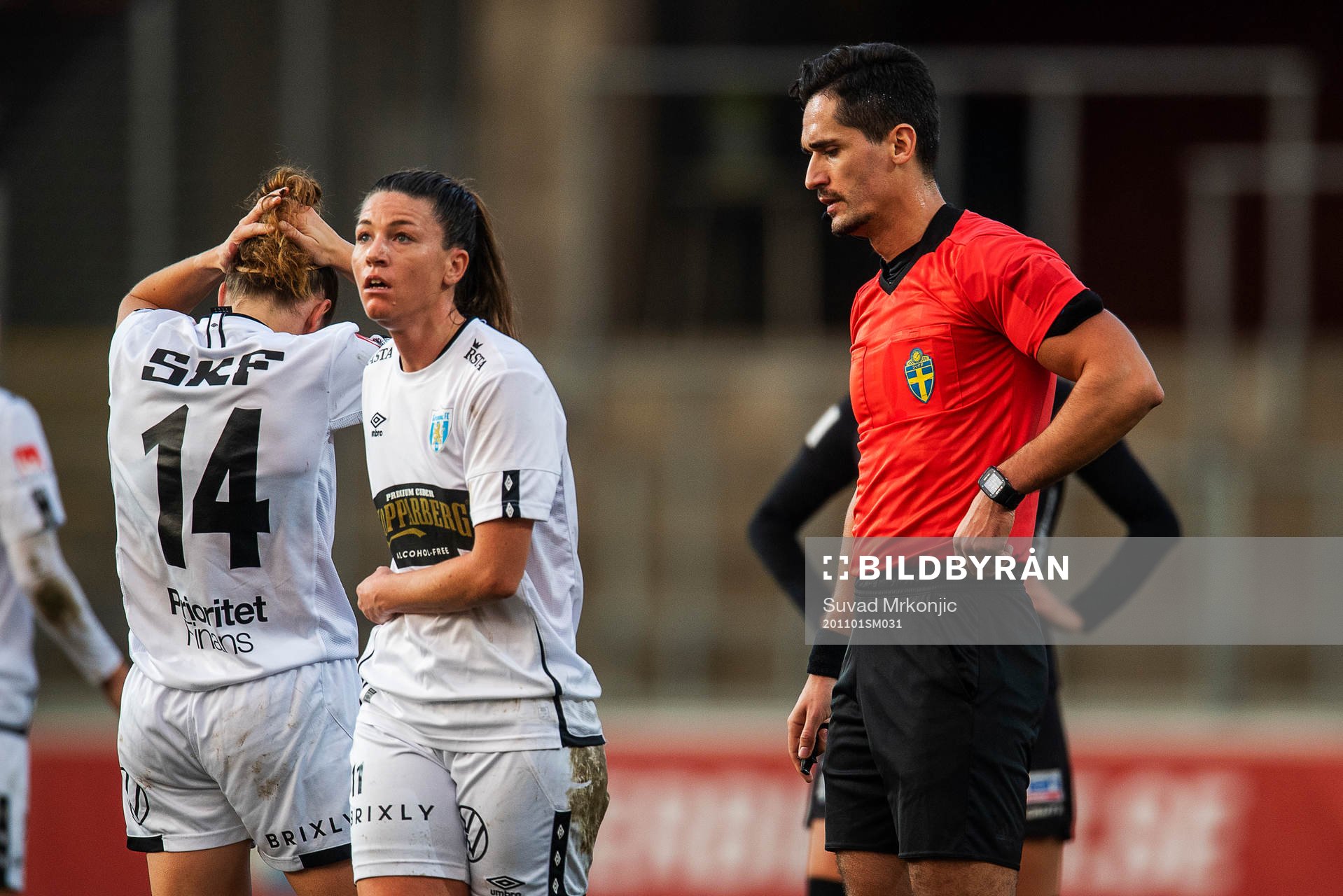 Domare Fikret Buqa under fotbollsmatchen i Damallsvenskan mellan Växjö och Kopparbergs/Göteborg den 1 november 2020 i Växjö.