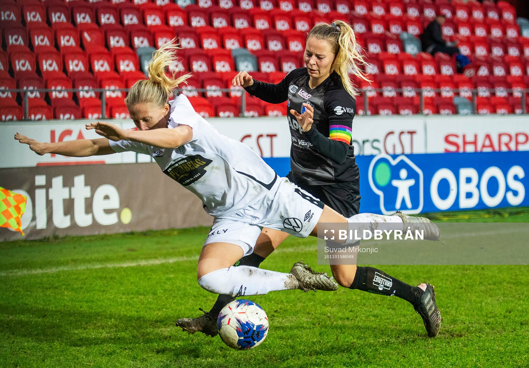 Göteborgs Rebecka Blomqvist och Växjös Emmi Alanen