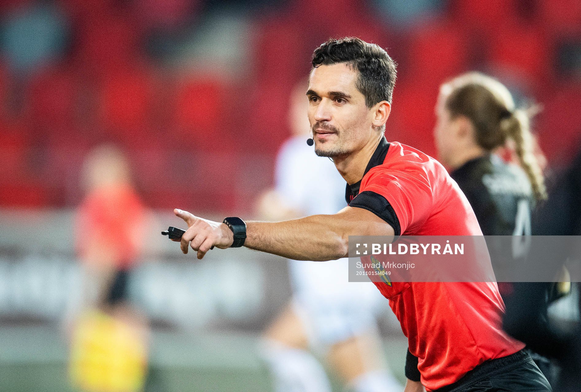 Domare Fikret Buqa under fotbollsmatchen i Damallsvenskan mellan Växjö och Kopparbergs/Göteborg den 1 november 2020 i Växjö.