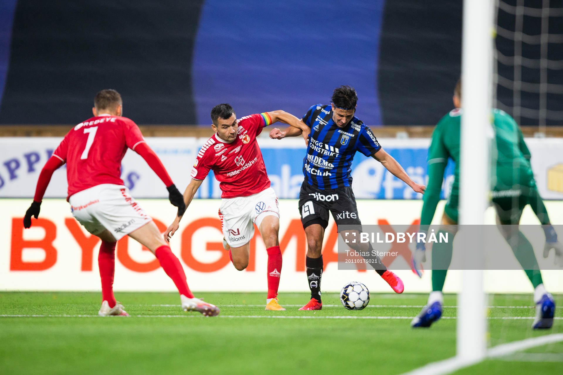 Kalmars Emin Nouri i kamp om bollen med Sirius Stefano