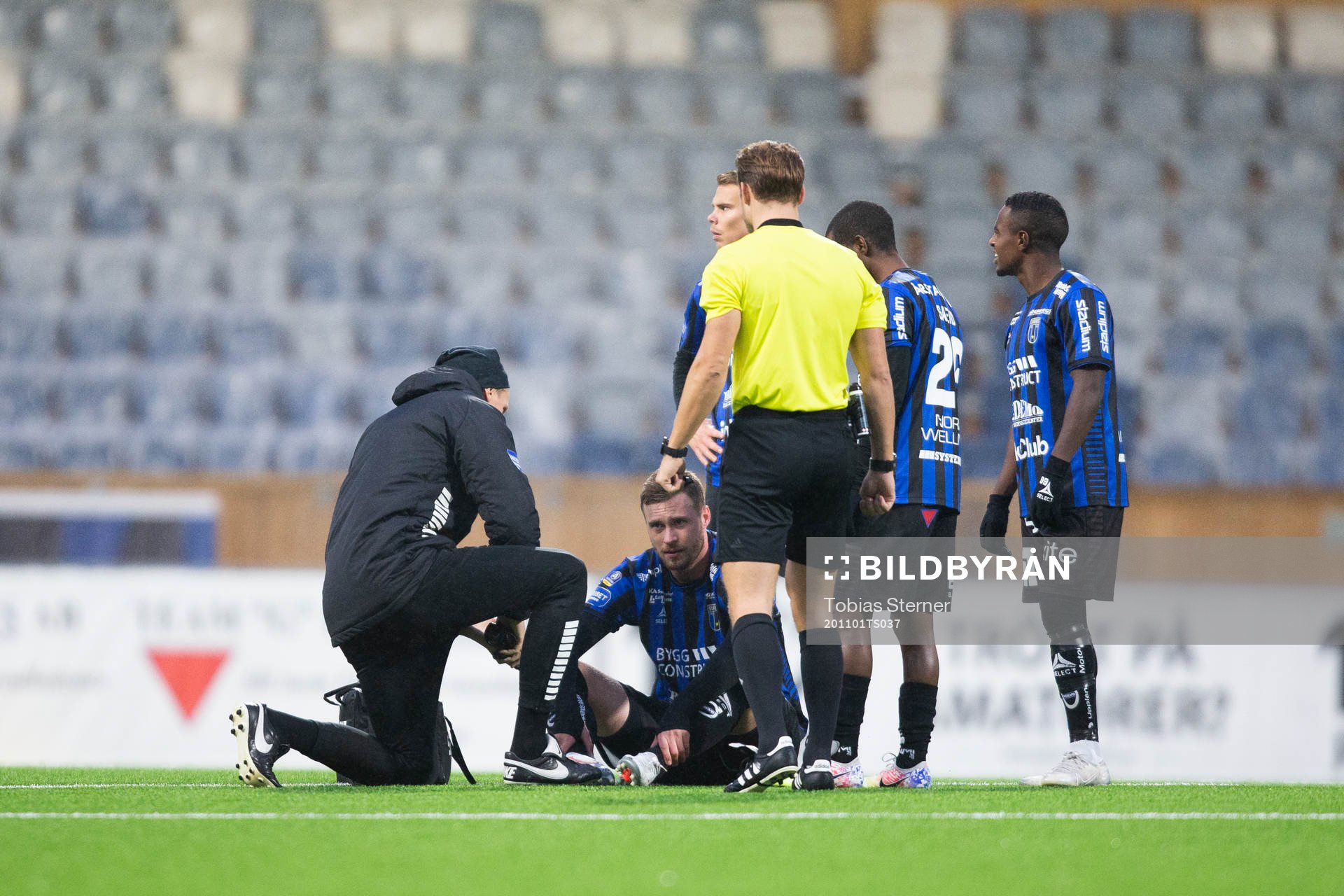 Sirius Daniel Jarl med skada under fotbollsmatchen i Allsvenskan mellan Sirius och Kalmar den 1 november 2020 i Uppsala.