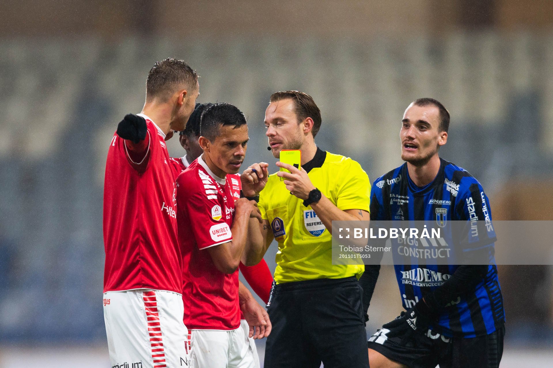 Kalmars Romario Pereira Sipiao i diskussion med domare