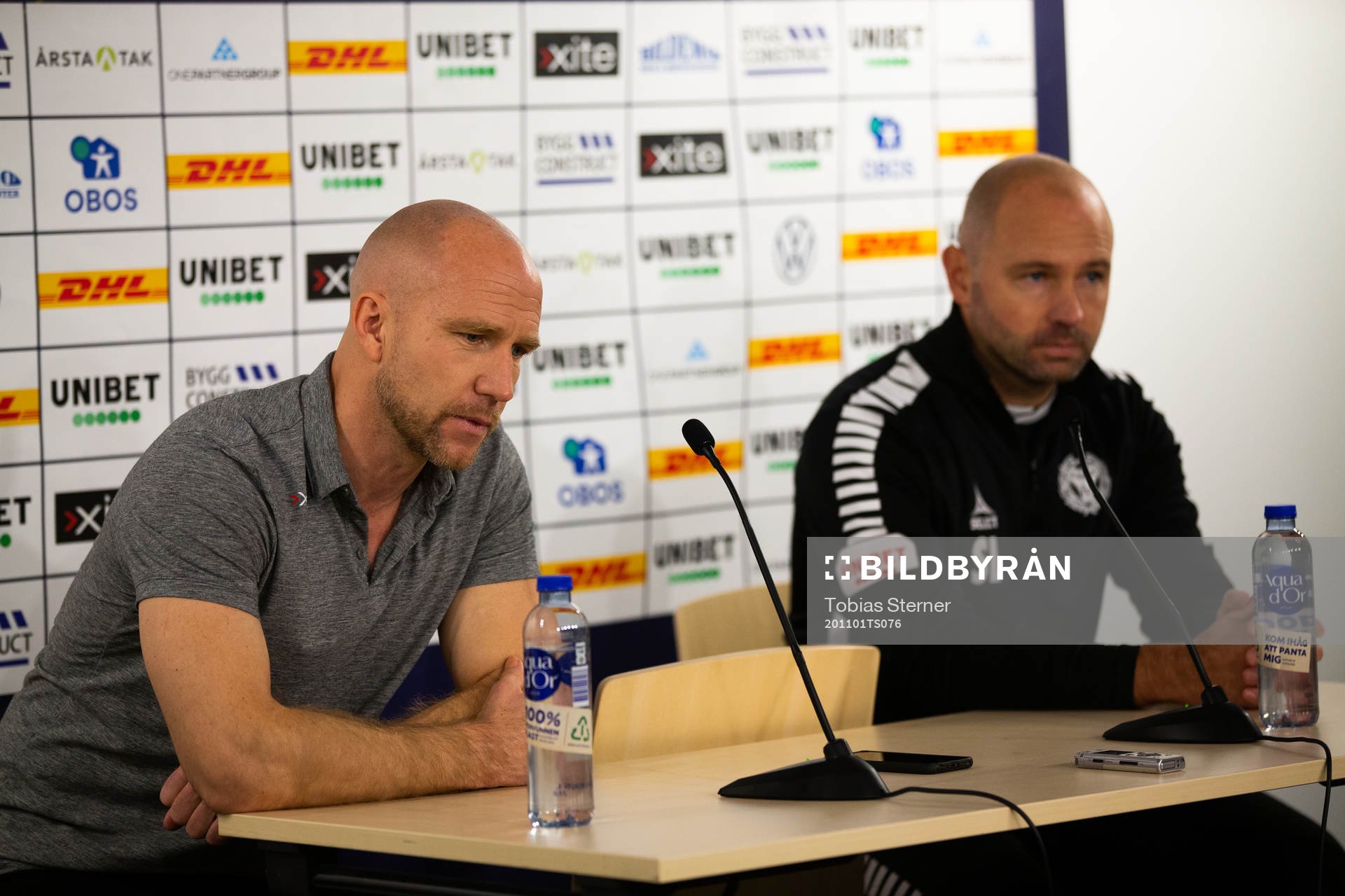 Sirius tränare Henrik Rydström och Kalmars assisterande tränare Stefan Larsson efter fotbollsmatchen i Allsvenskan mellan Sirius och Kalmar den 1 november 2020 i Uppsala.