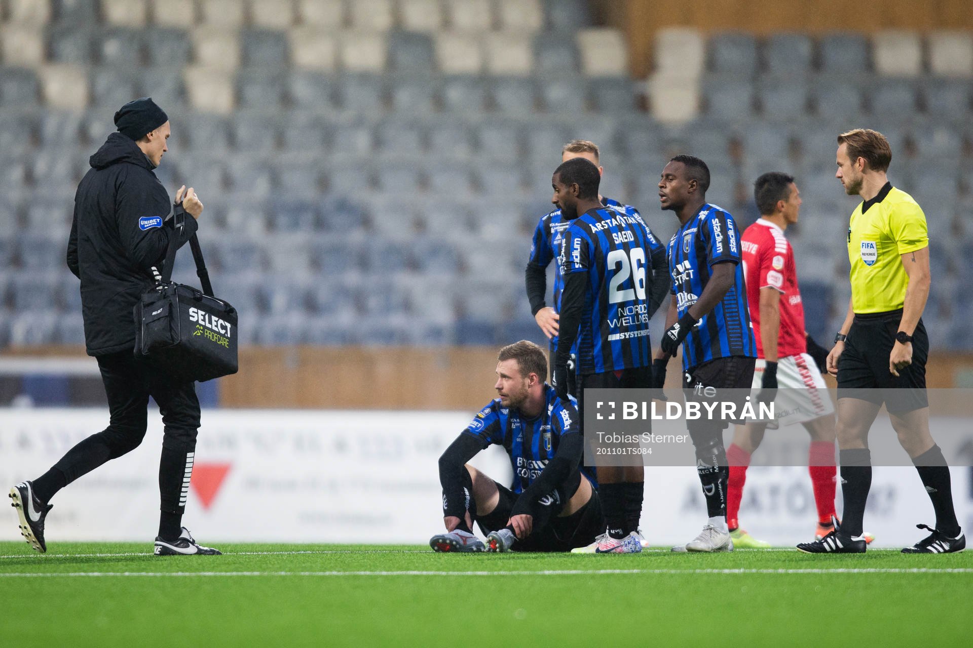 Sirius Daniel Jarl med skada under fotbollsmatchen i Allsvenskan mellan Sirius och Kalmar den 1 november 2020 i Uppsala.