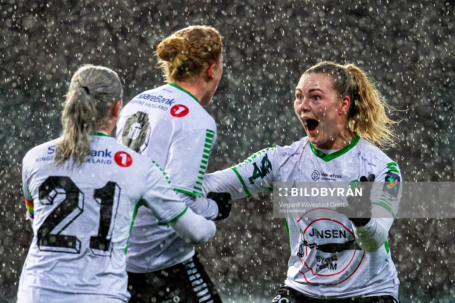Guro Næss Berge of Hønefoss celebrates with teammates
