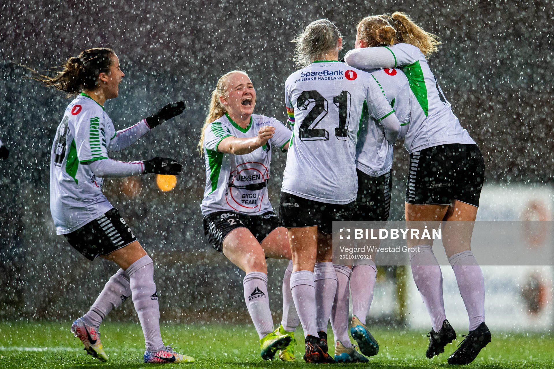 Guro Næss Berge of Hønefoss celebrates with teammates