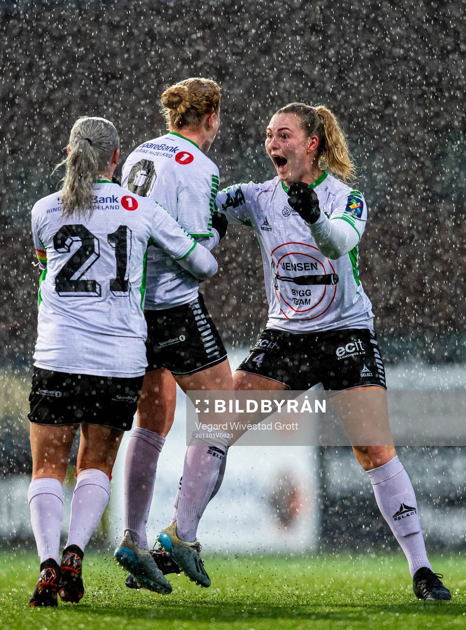 Guro Næss Berge of Hønefoss celebrates with teammates