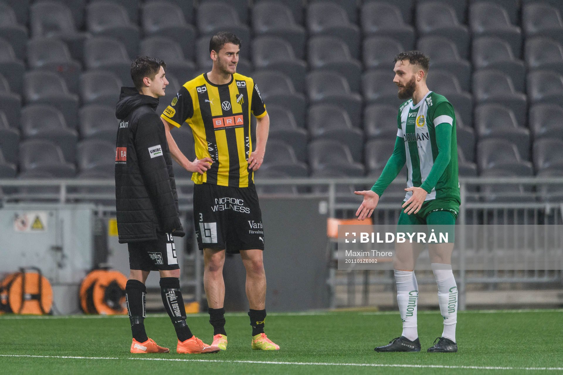 Hammarbys Simon Sandberg i samtal med Häckens Leo
