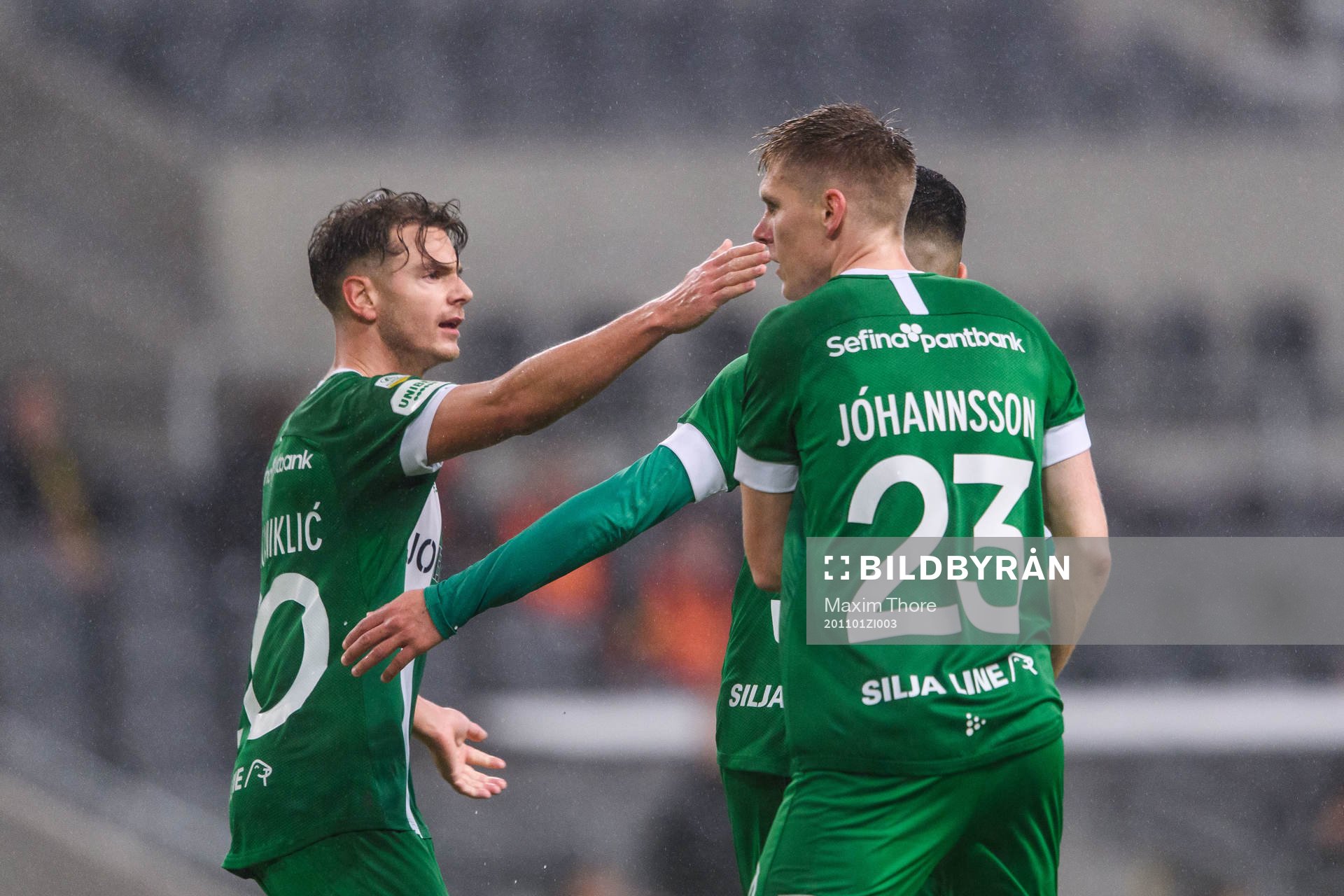 Hammarbys Alexander Kacaniklic jublar med Aron Johansson