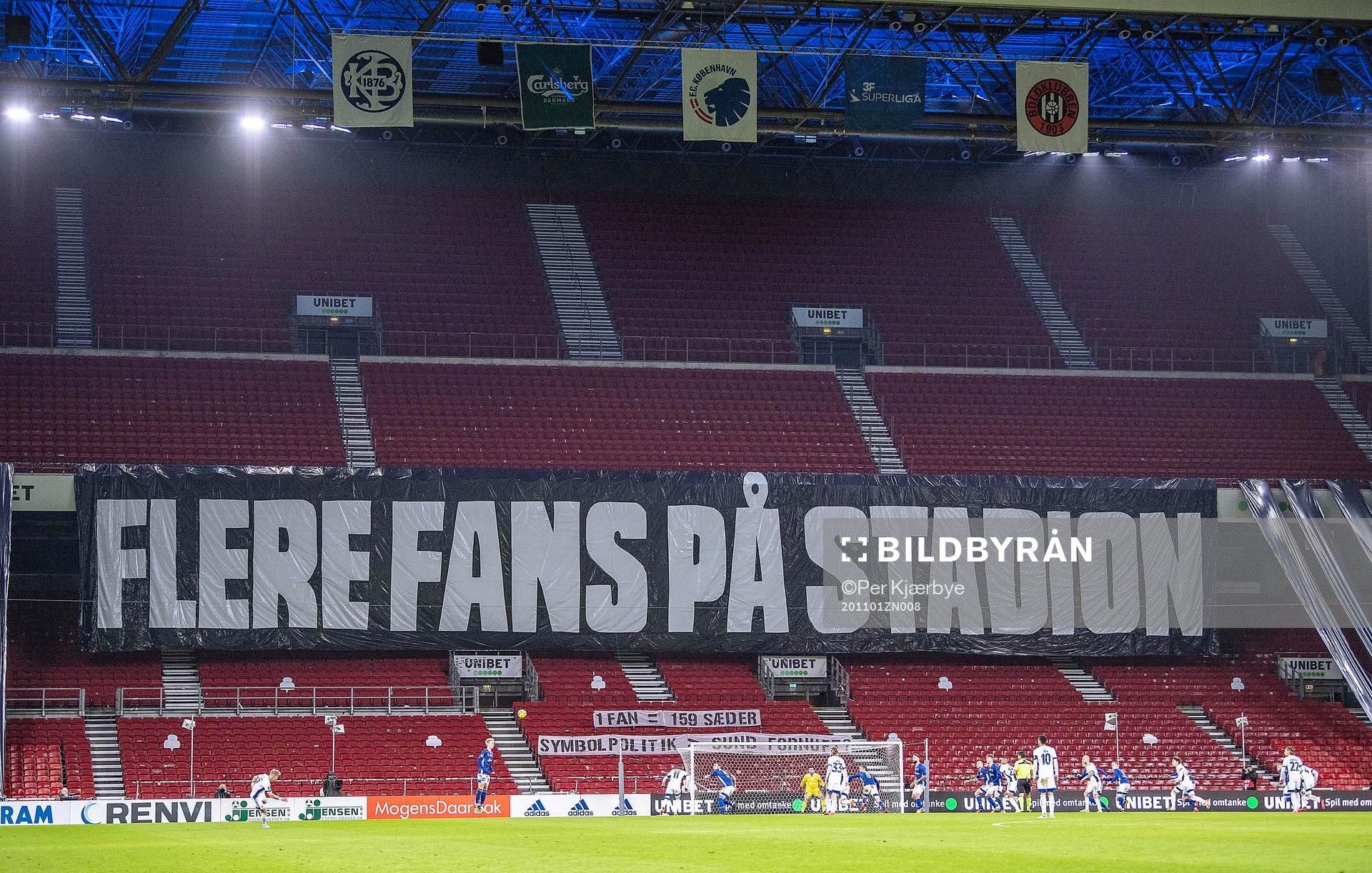 [DK=20201101: Banner med, FLERE FANS PÅ STADION,  i Parken]