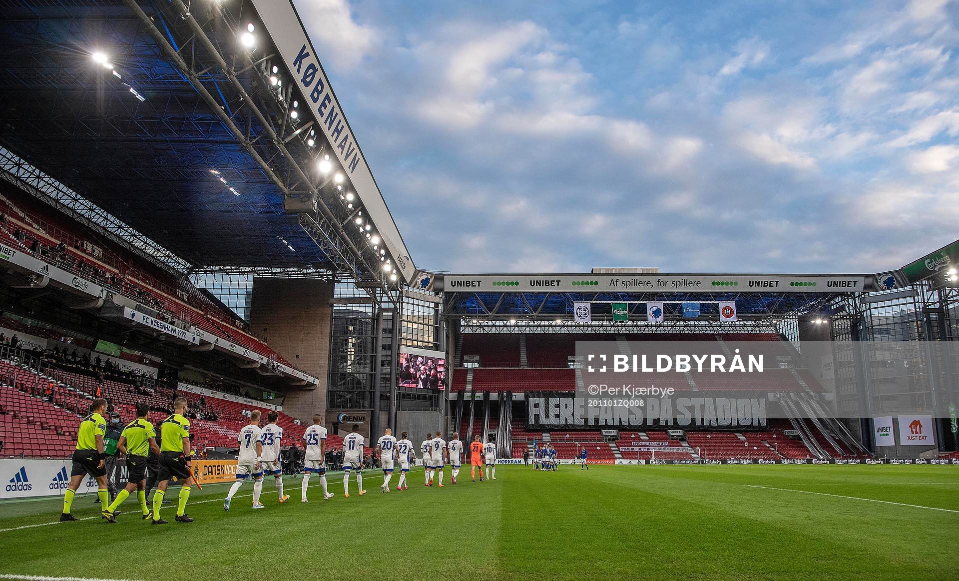[DK=20201101: Banner med, FLERE FANS PÅ STADION,  i Parken]