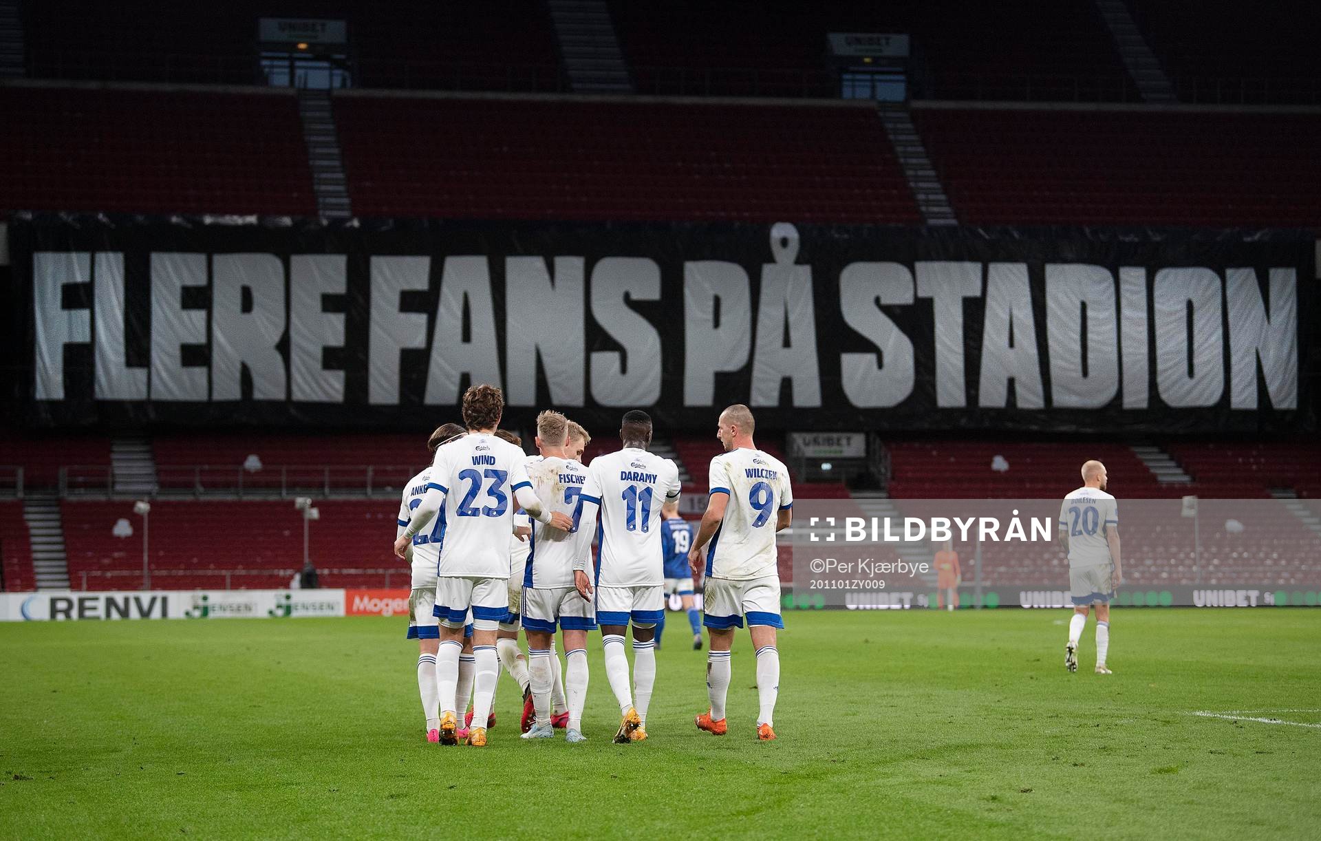 [DK=20201101: Banner med, FLERE FANS PÅ STADION,  i Parken]
