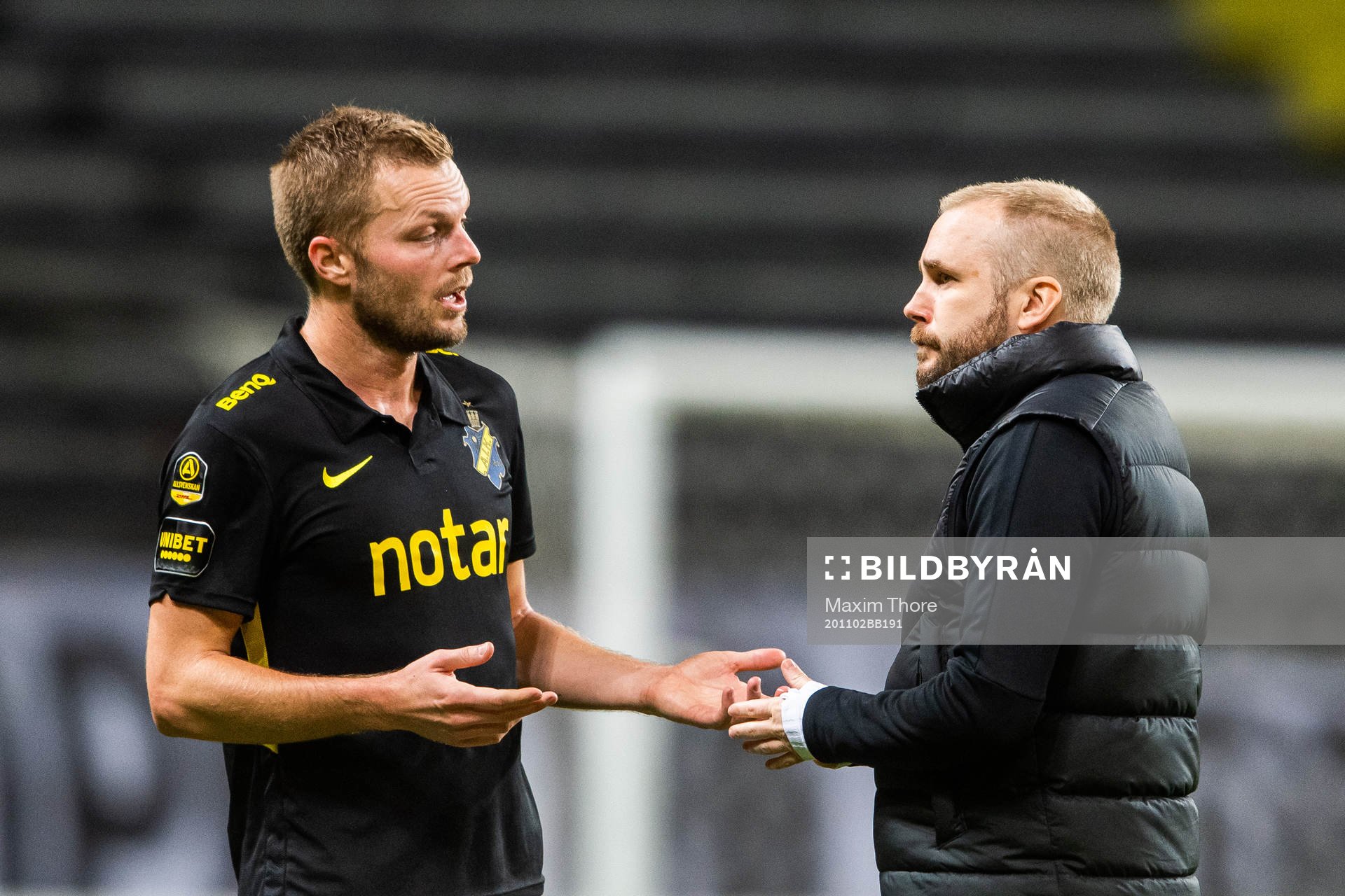 AIK:s Sebastian Larsson och assisterande tränare Patric Jildefalk efter fotbollsmatchen i Allsvenskan mellan AIK och Varberg den 2 november 2020 i Stockholm.