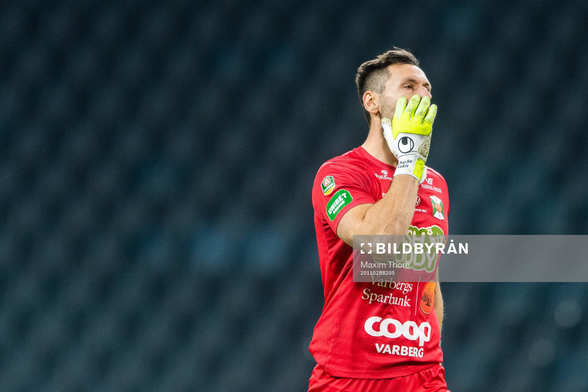 Varbergs målvakt Stojan Lukic deppar
