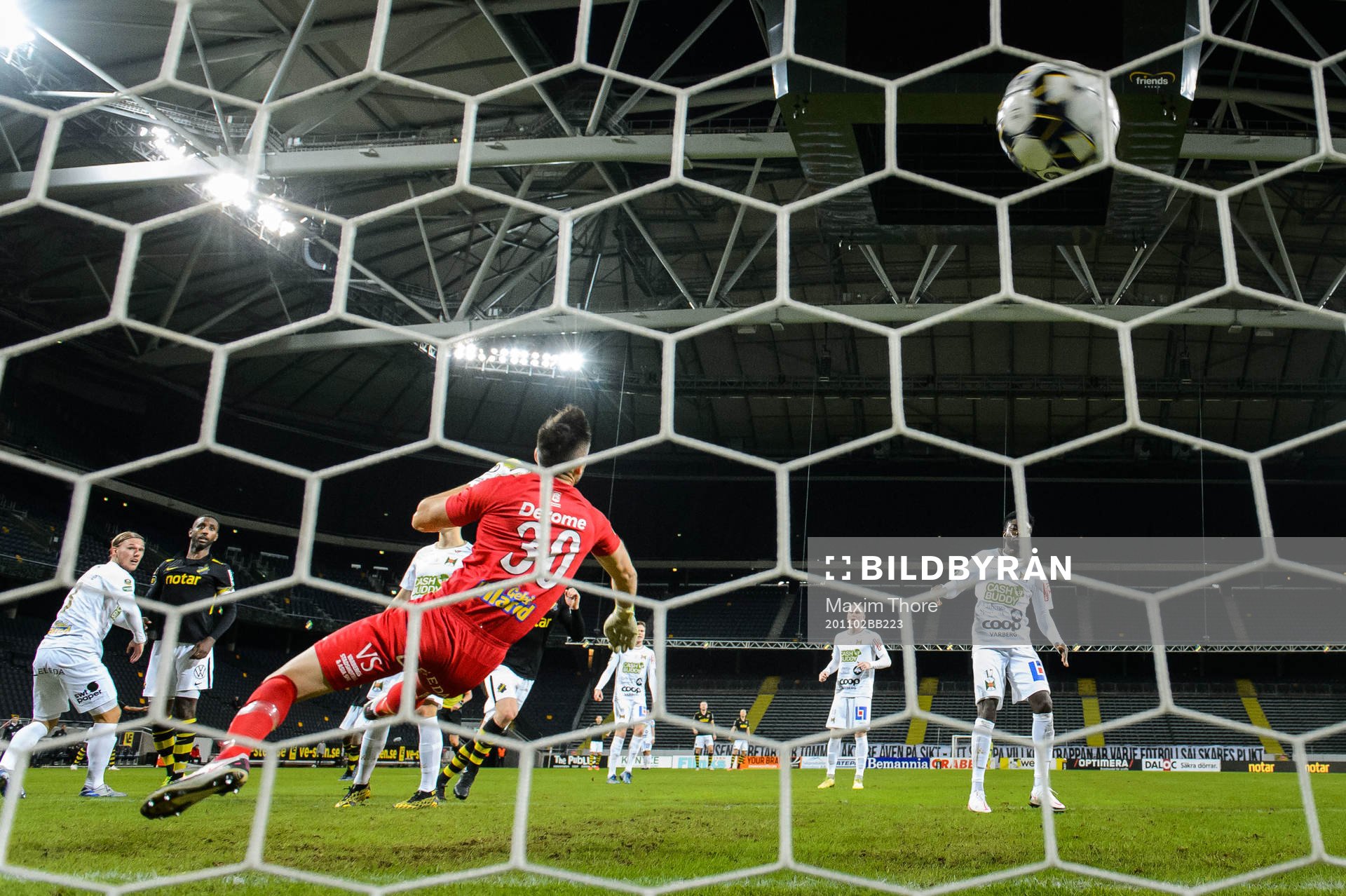 s Henok Goitom gör 1-0 bakom Varbergs målvakt Stojan Lukic