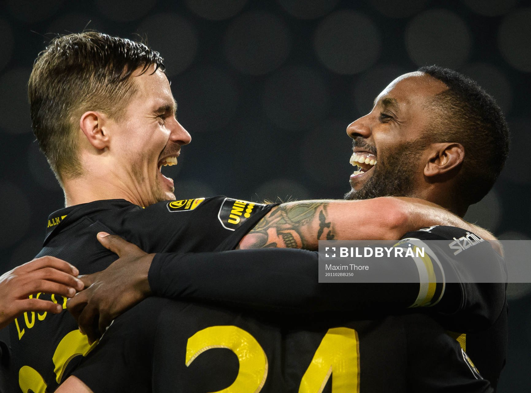 s Mikael Lustig och Henok Goitom jublar