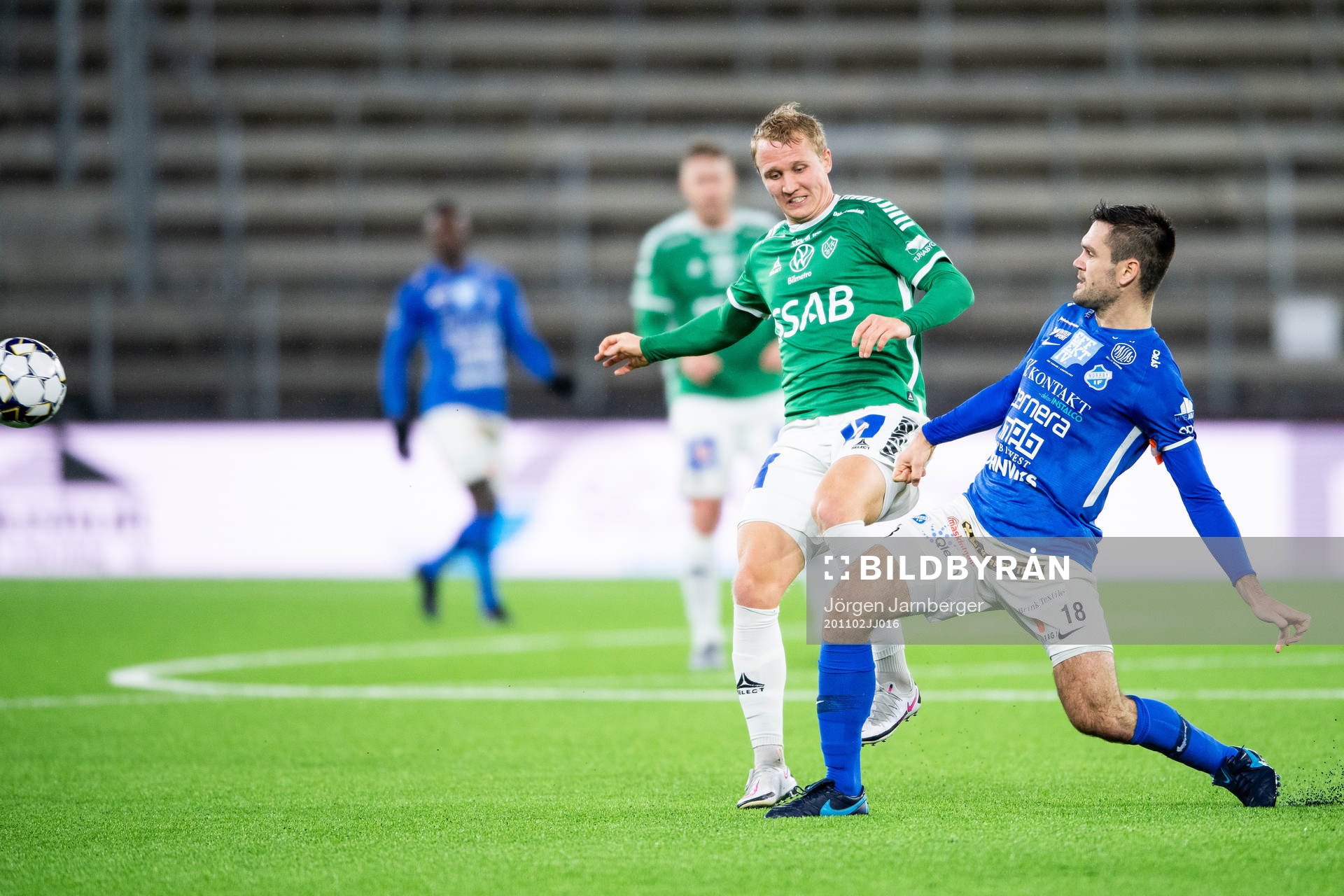 Brages André Kamp och Norrbys Ivo Dominik Pekalski under fotbollsmatchen i Superettan  mellan Norrby och Brage den 2 november 2020 i Borås.