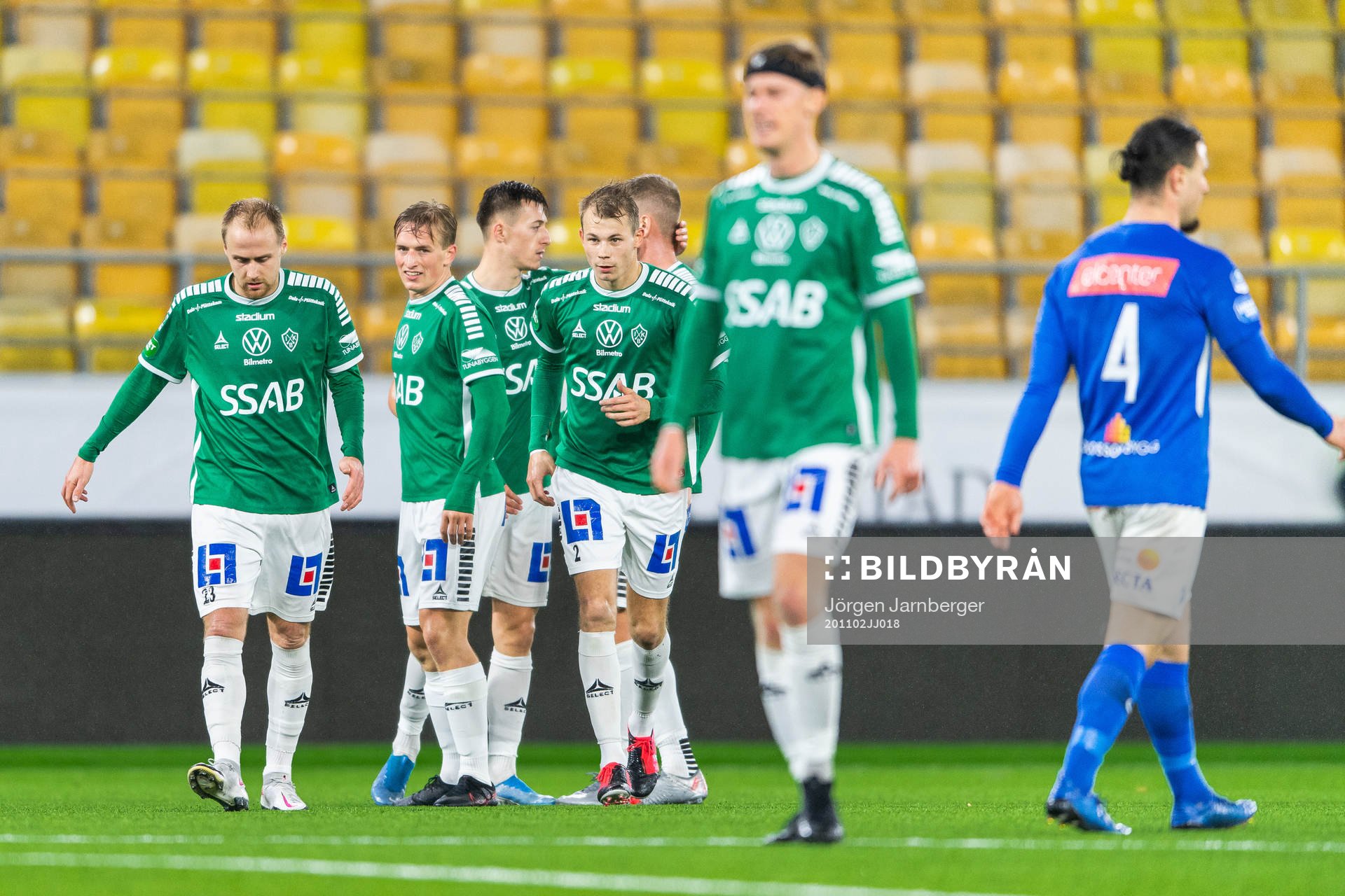 Brages Leonard Pllana jublar med lagkamrater
