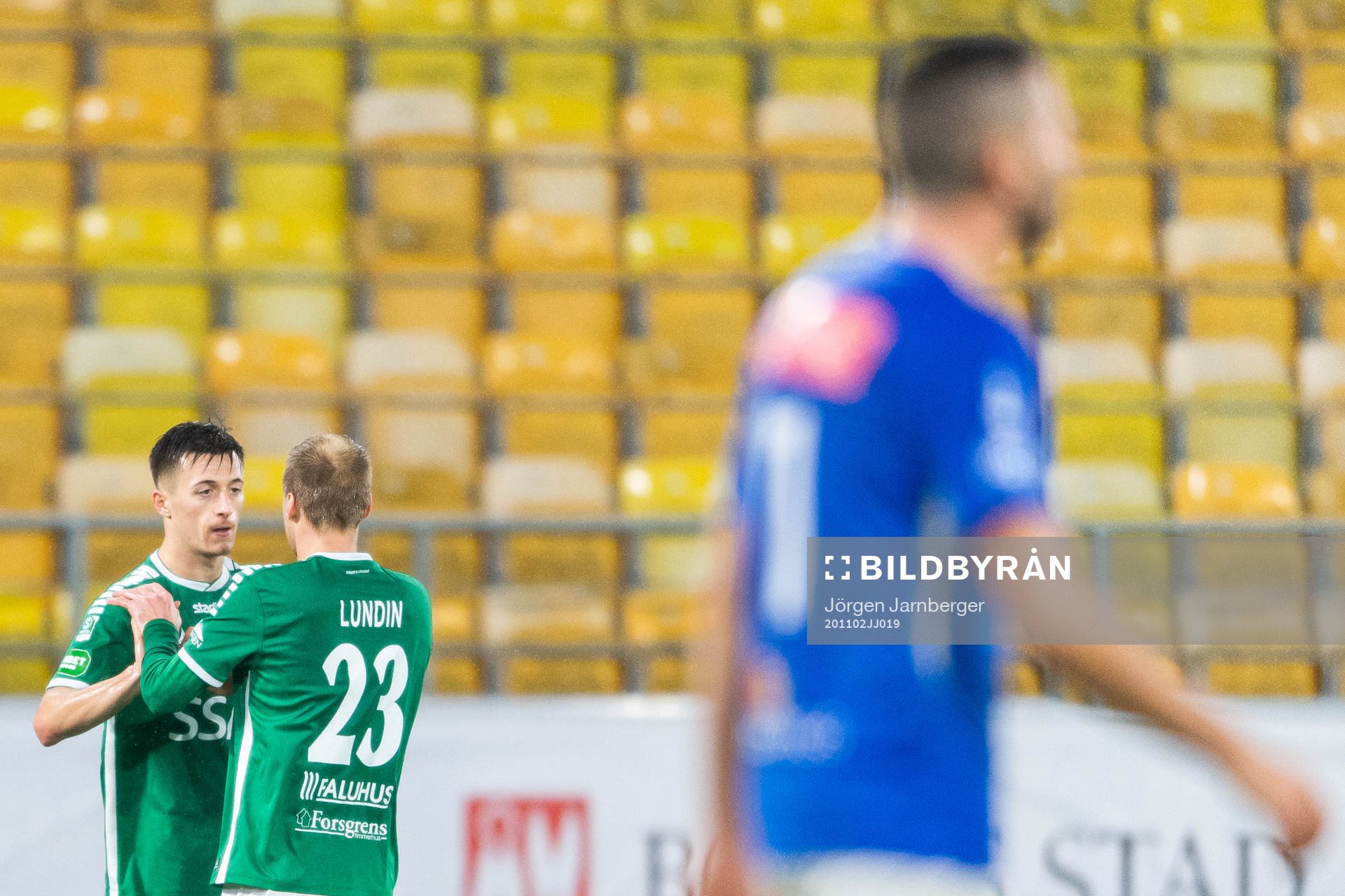 Brages Leonard Pllana jublar med Oscar Lundin