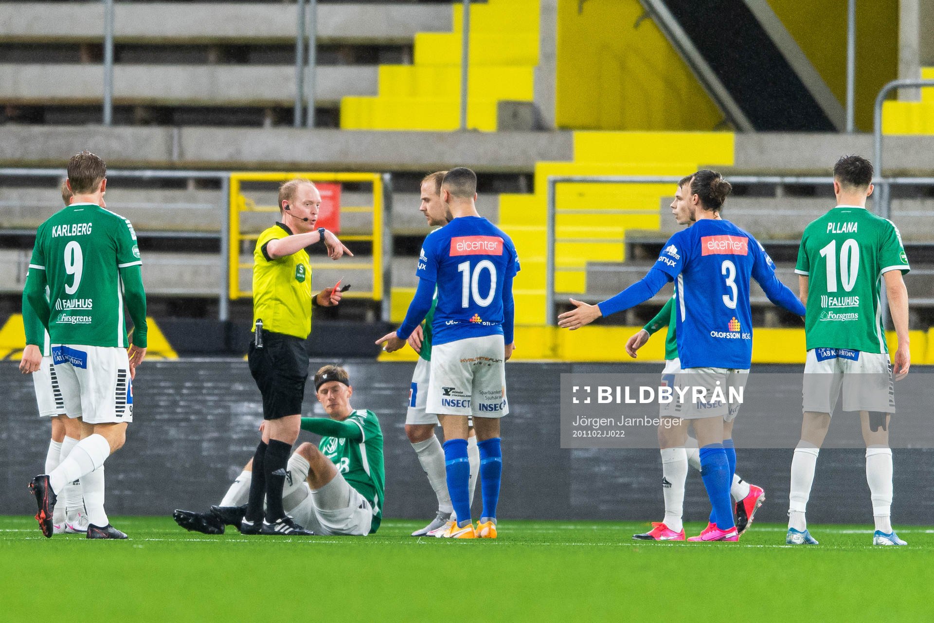 Norrbys Abdelrahman Saidi får rött kort av domare Patrik
