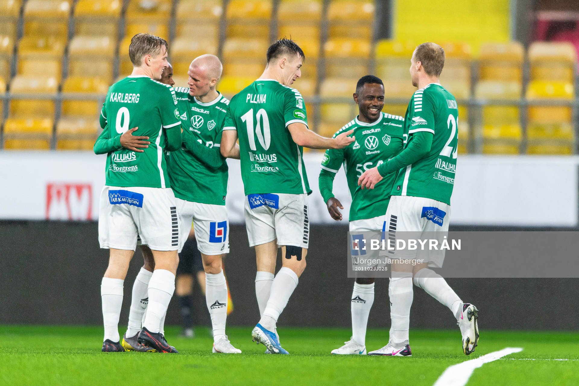 Brages Kristian Andersen (mitten) jublar med lagkamrater