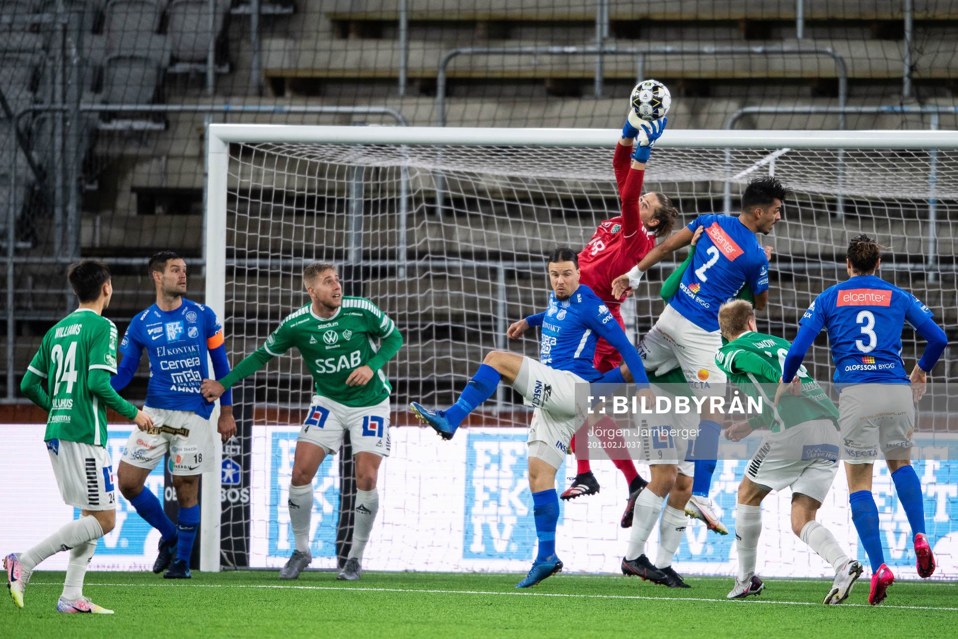Brages målvakt Adrian Engdahl tar ner ett inlägg