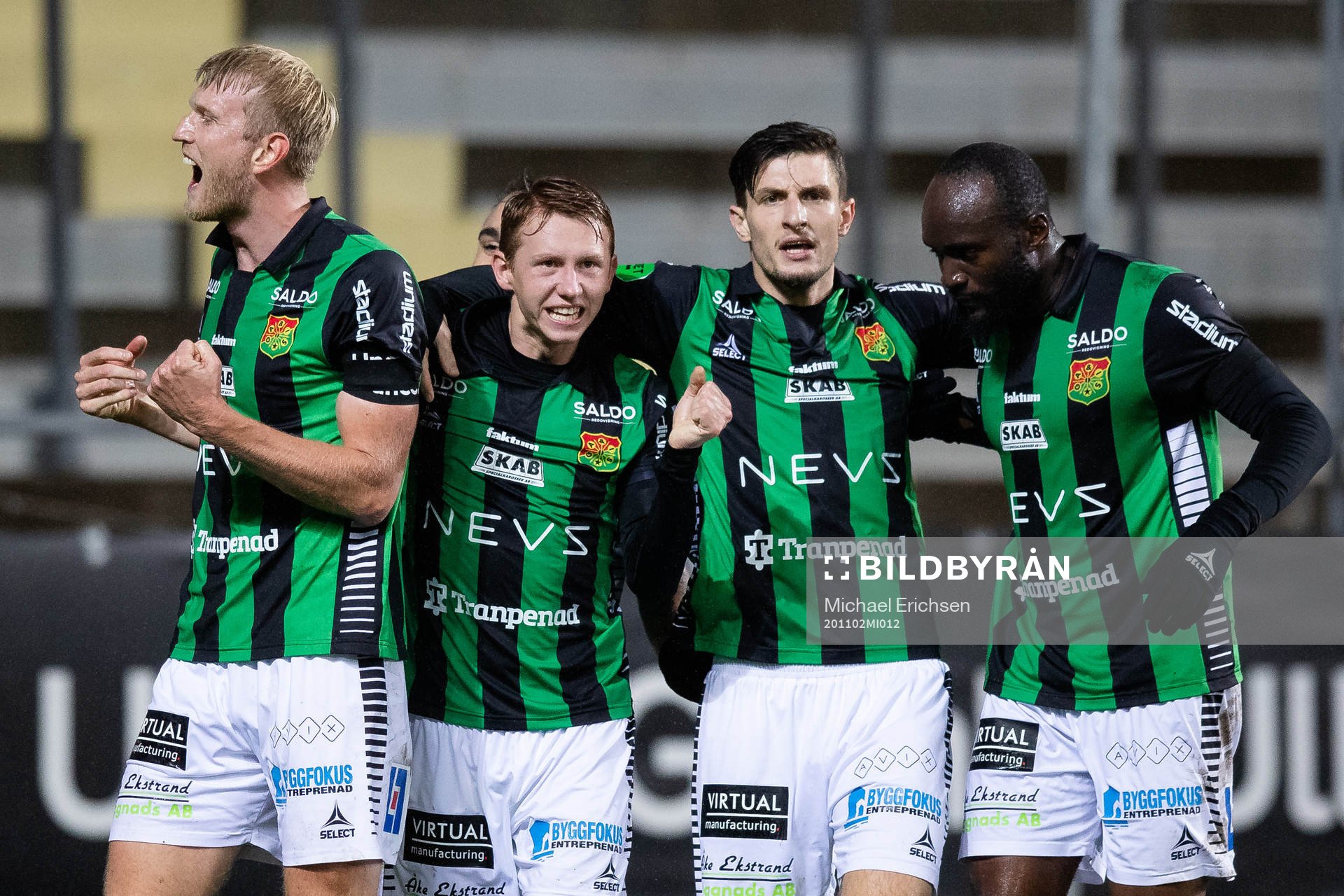 GAIS Julius Lindberg jublar med lagkamrater