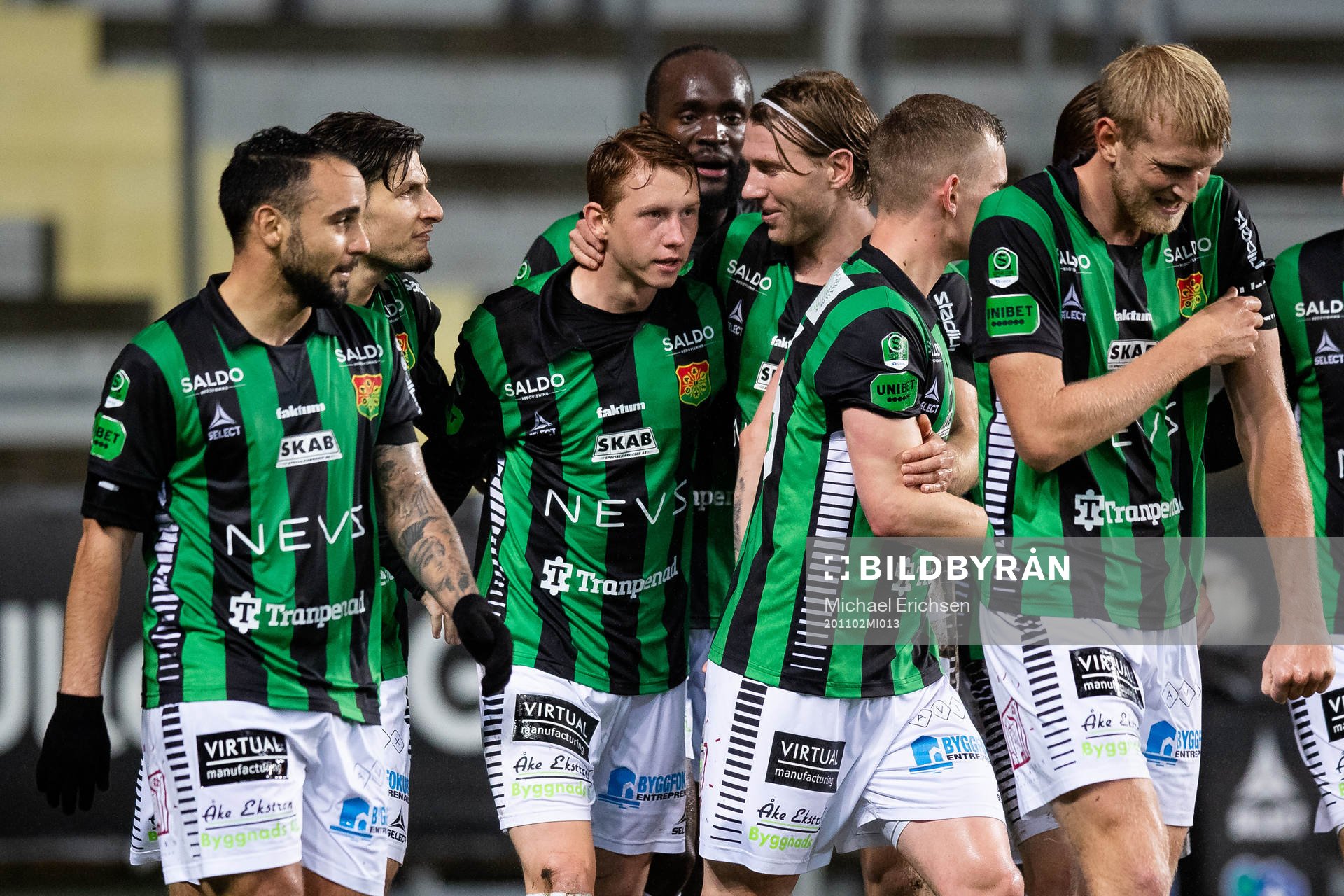 GAIS Julius Lindberg jublar med lagkamrater