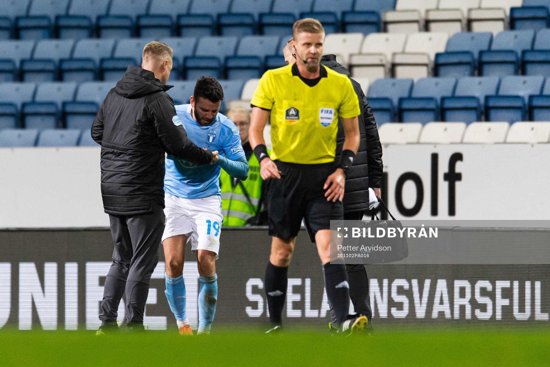 Malmö FF Erdal Rakip har ont och får hjälp