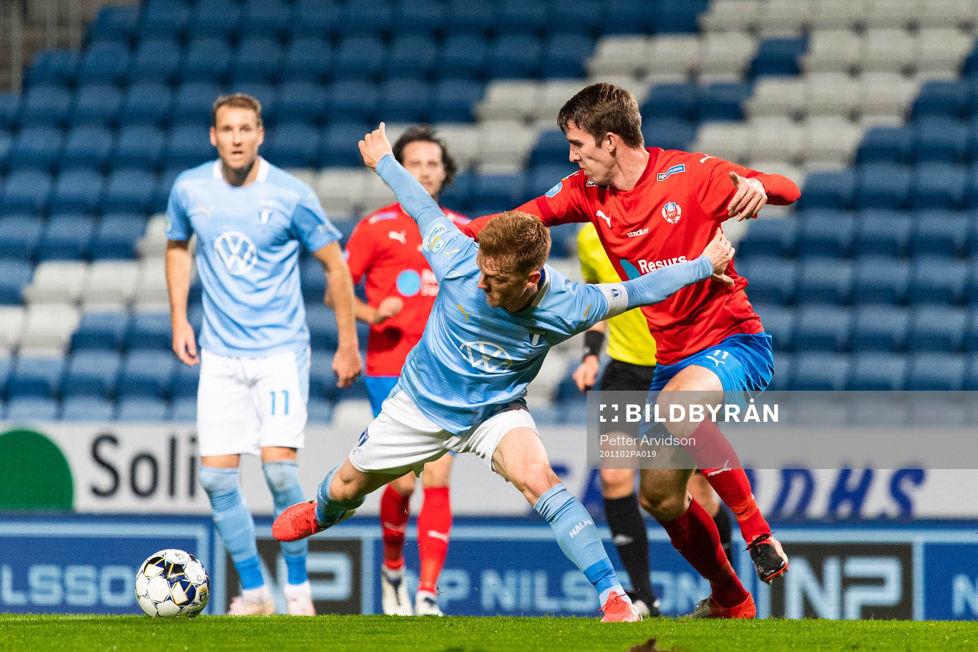 Malmö FF Anders Christiansen i kamp med Helsingborgs Adam Eriksson under fotbollsmatchen i Allsvenskan mellan Helsingborg och Malmö FF den 2 november 2020 i Helsingborg.