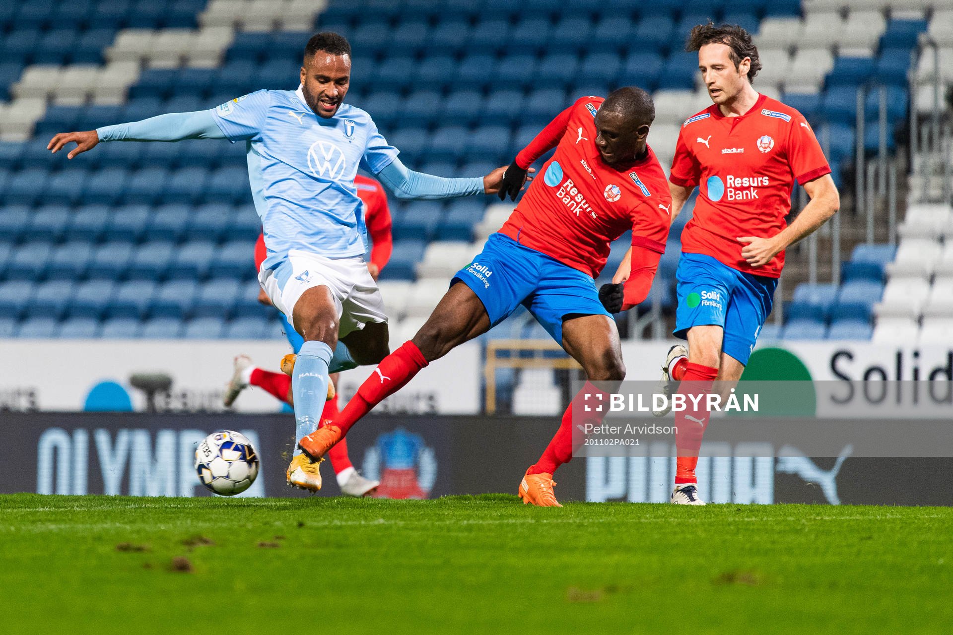 Malmö FF Isaac Kiese Thelin och Helsingborgs Ravy Tsouka