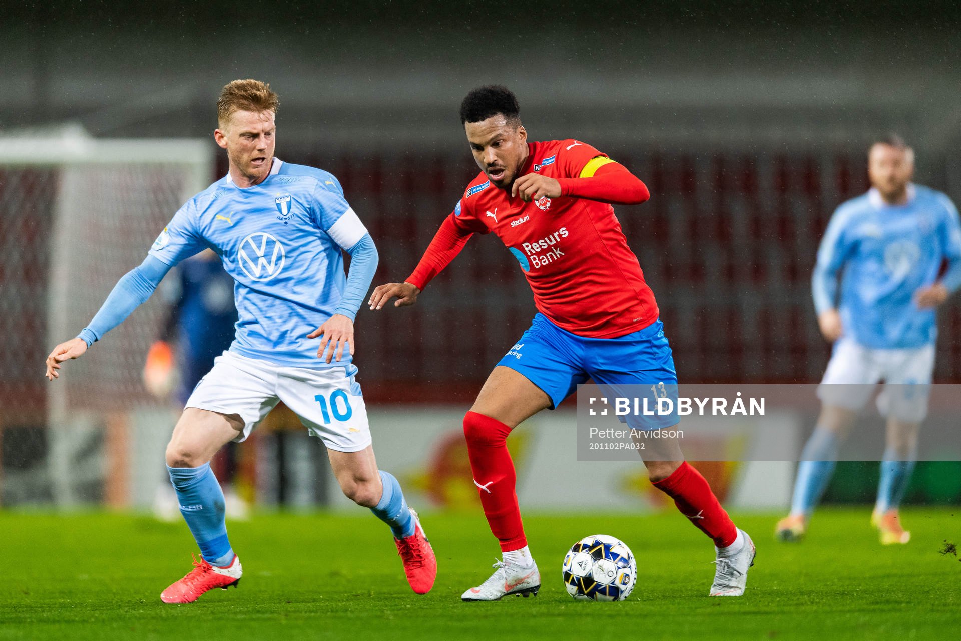 Malmö FF Anders Christiansen och Helsingborgs Martin Olsson under fotbollsmatchen i Allsvenskan mellan Helsingborg och Malmö FF den 2 november 2020 i Helsingborg.