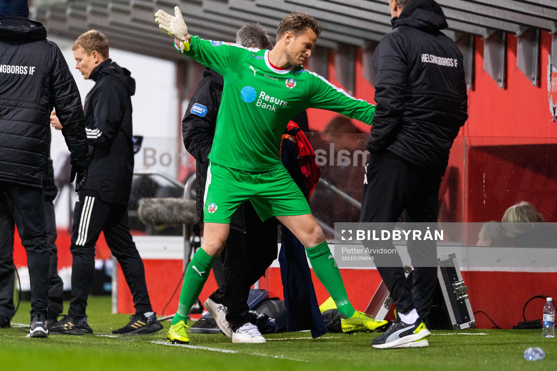 Helsingborgs målvakt Anders Lindegaard reagerar när han