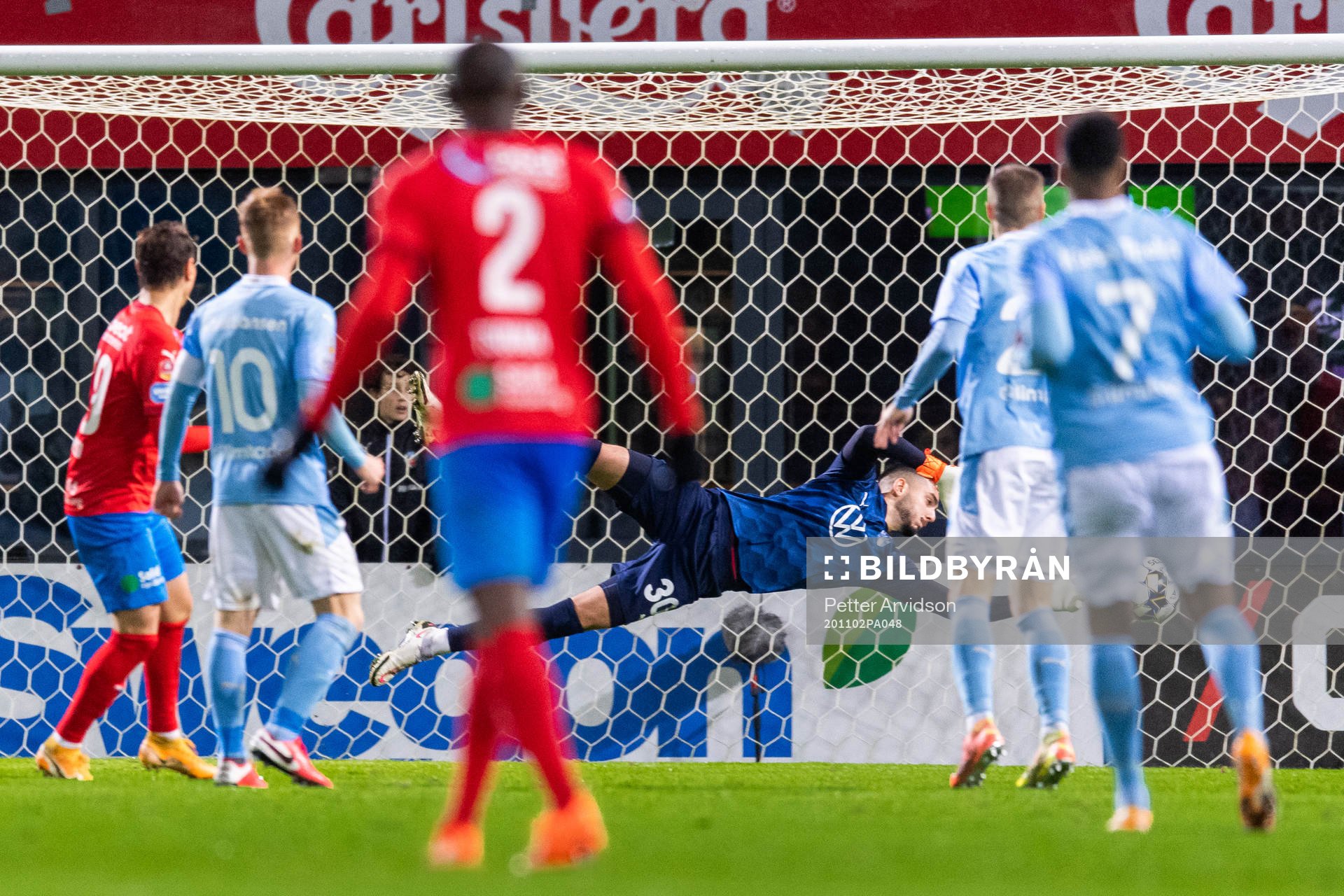 Malmö FFs målcakt Marko Johansson räddar ett skott från