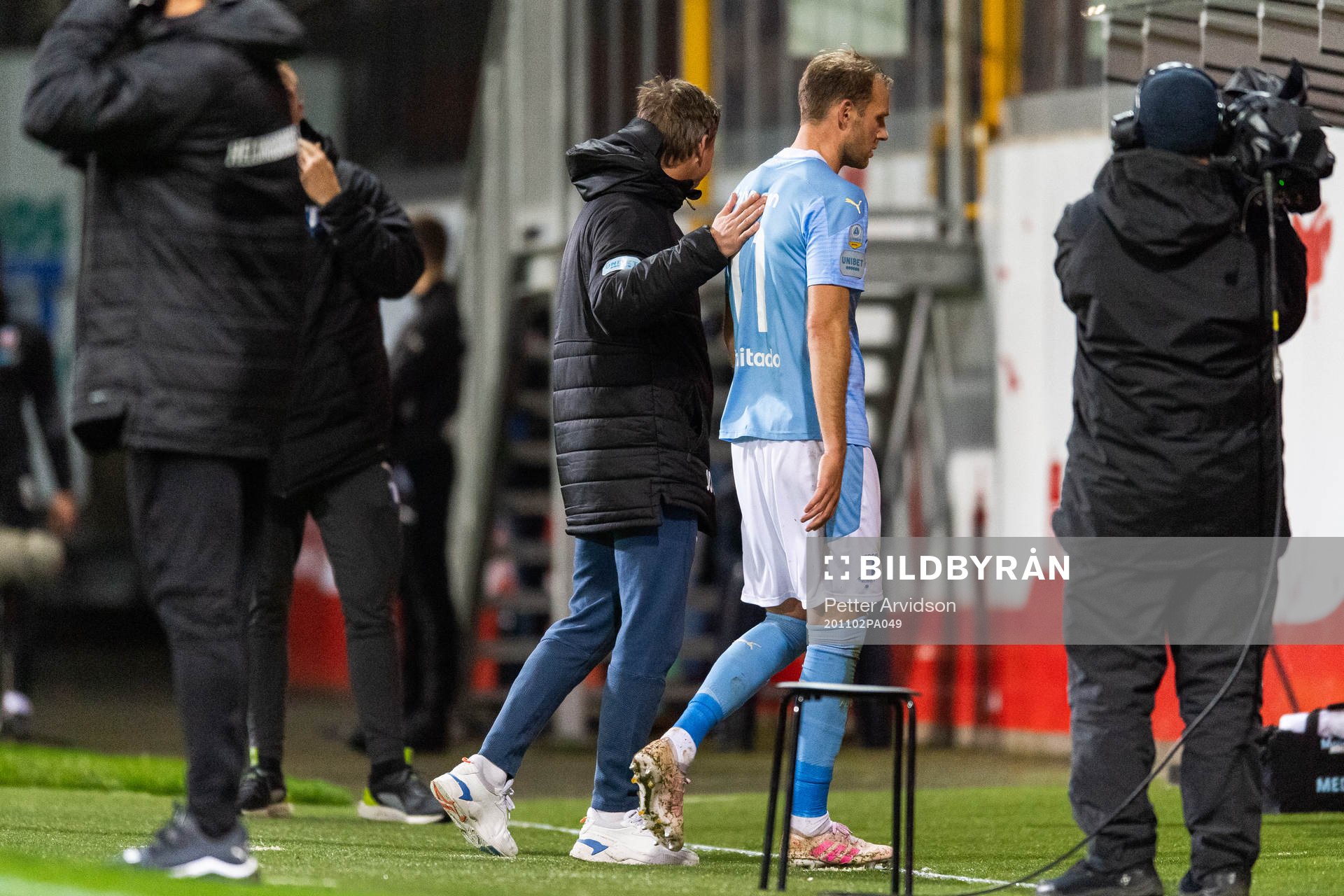 Malmö FFs Ola Toivonen klappas om av tränare Jon Dahl