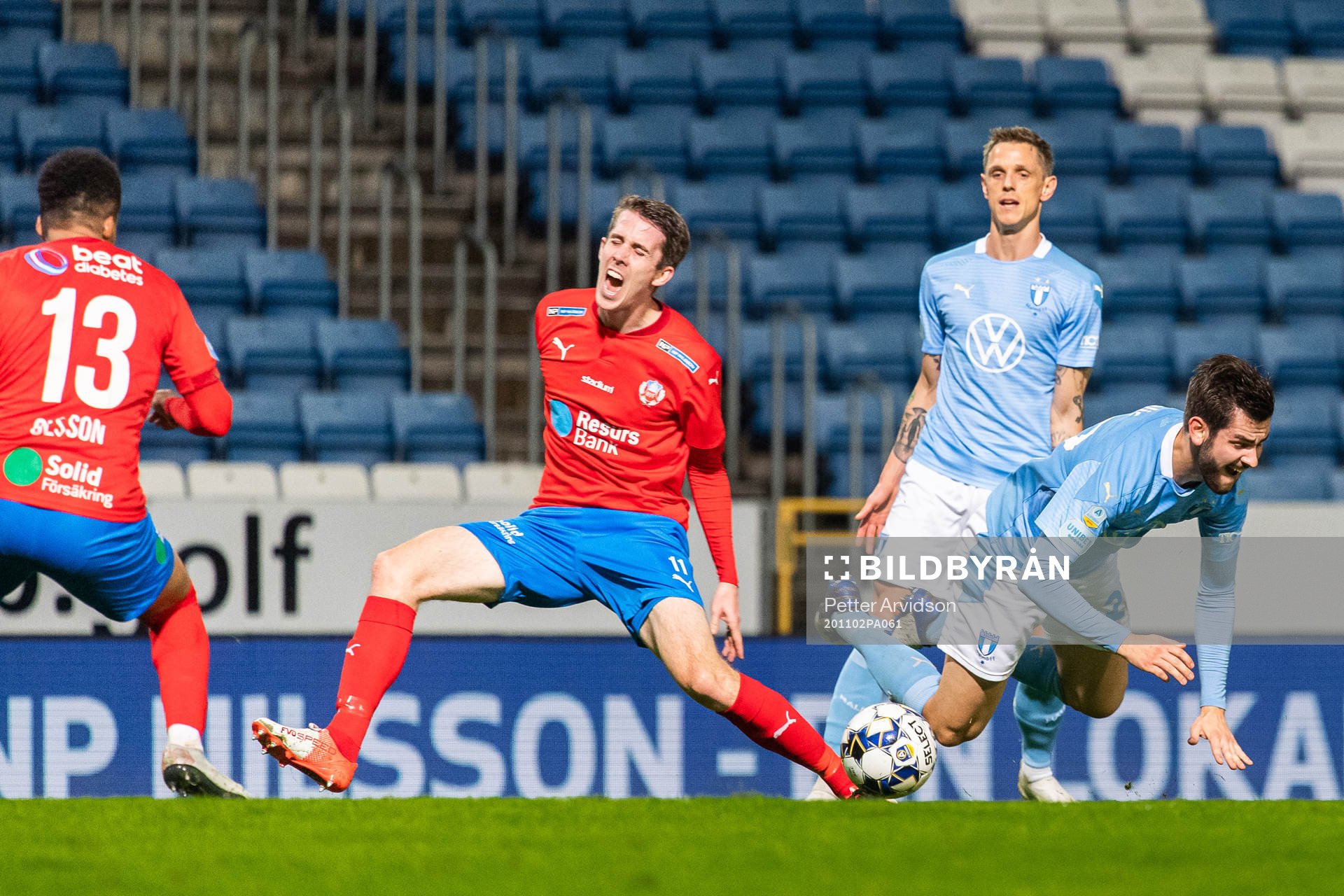 Helsingborgs Adam Eriksson och Adi Nalic i i kamp om bollen under fotbollsmatchen i Allsvenskan mellan Helsingborg och Malmö FF den 2 november 2020 i Helsingborg.