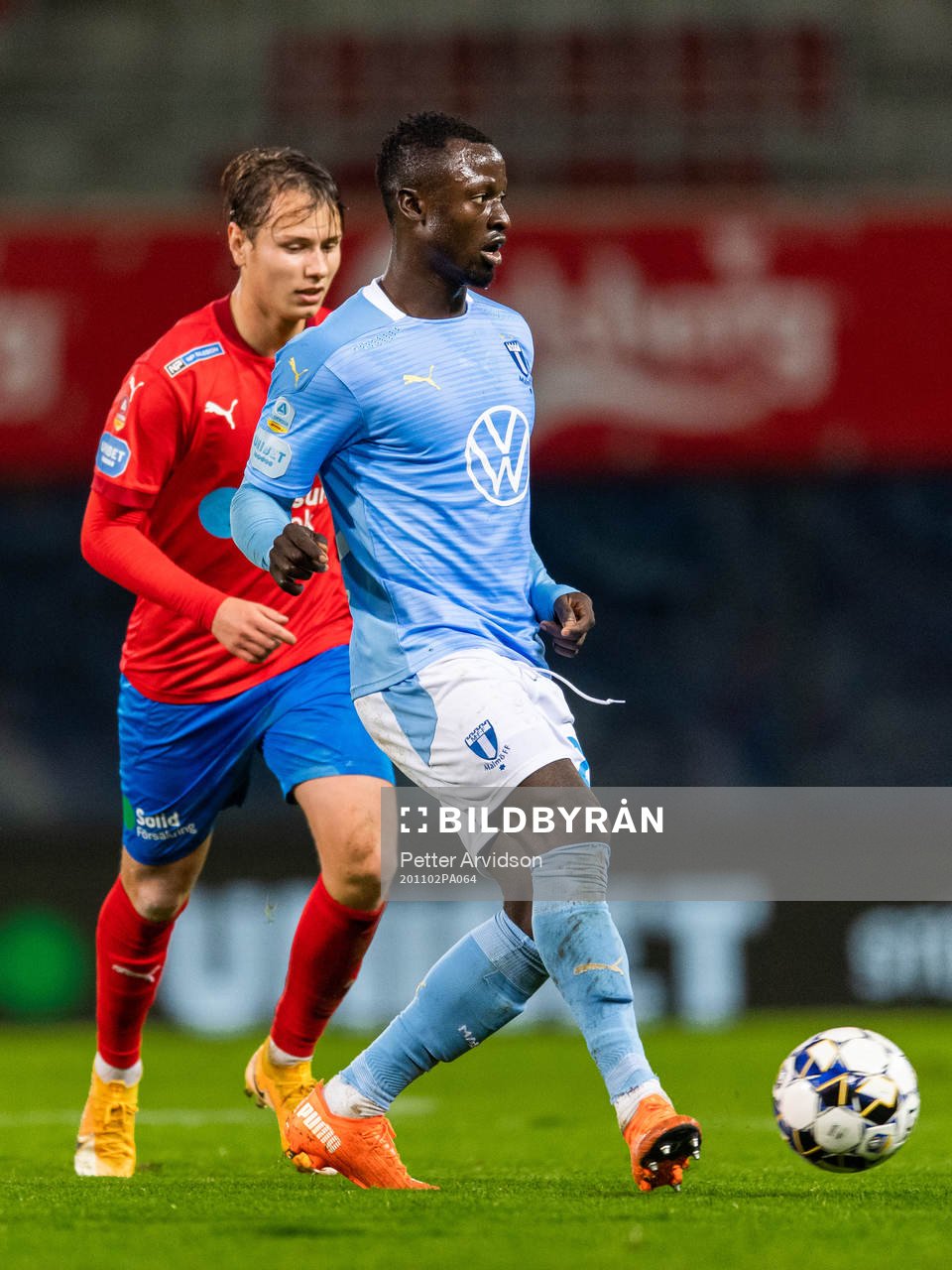 Helsingborgs Alex Timossi och Malmö FFs Bonke Innocent