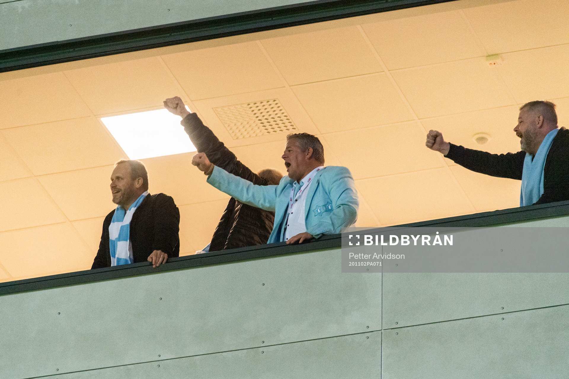 Malmö FFs supportrar jublar från en balkong